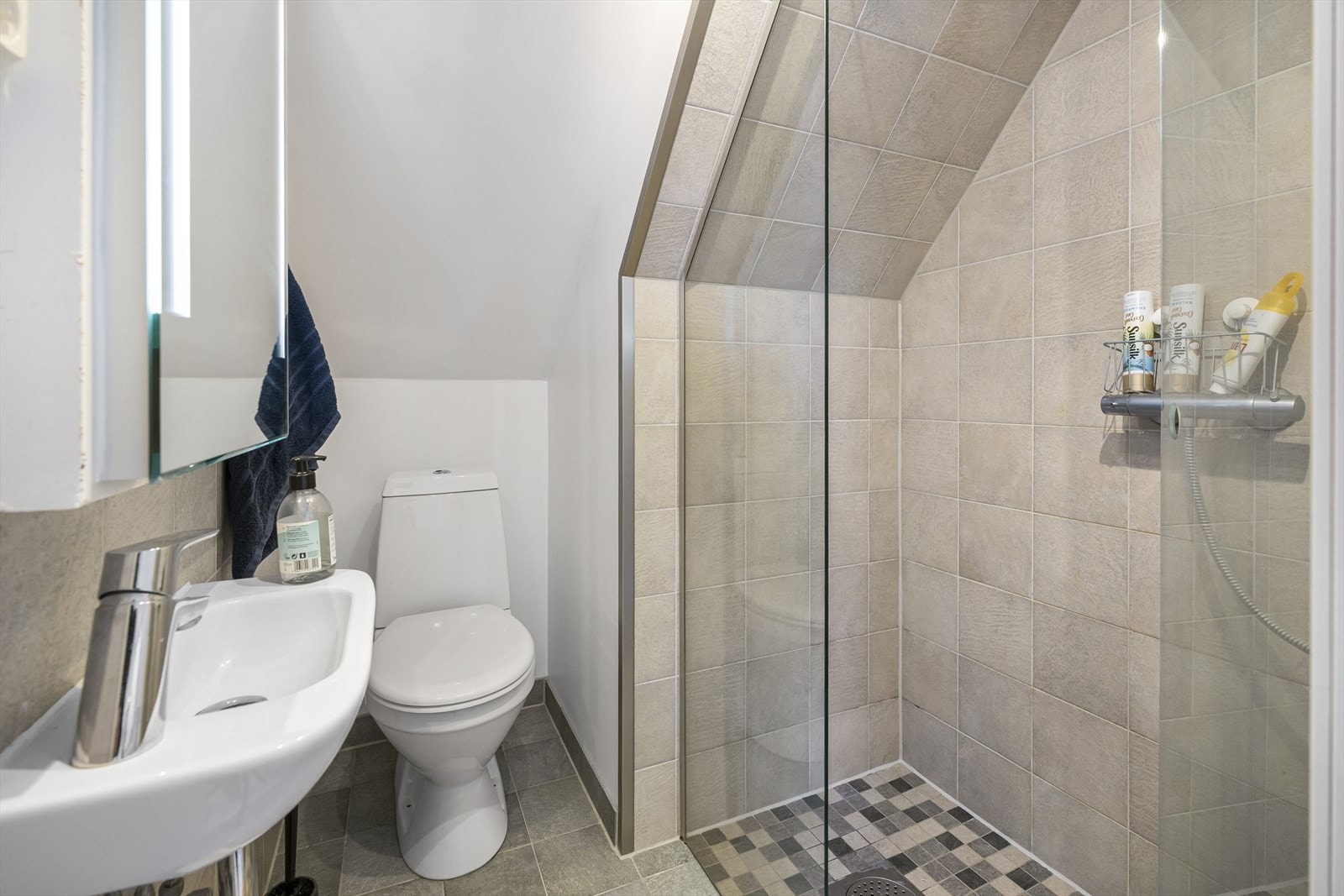 Badet i hybelen var nytt i 2017. Innredet med servant, toalett og dusj. Varmekabler i gulv på bad. Vaskerom i kjeller til hybel (vaskemaskin og tørketrommel medfølger). Galleribilde