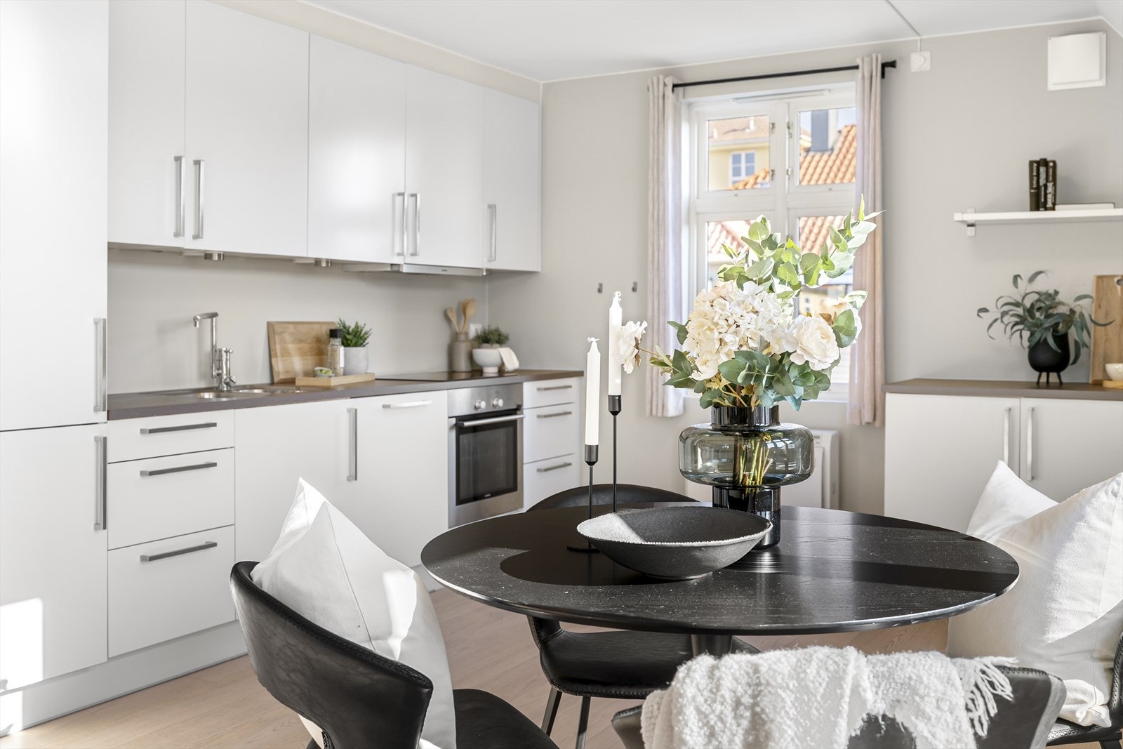 En herlig kvalitet med leiligheten er at man har mulighet stå lage mat og samtidig underholde gjester. Galleribilde