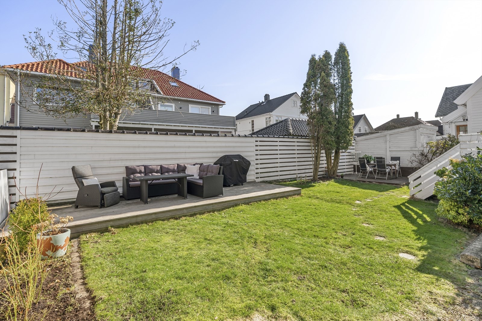 Trivelig uteområde som er felles for hele huset. Her er det gressplen og god plass til hyggelige sammenkomster med familie og venner. Det er felles robotklipper her. Galleribilde