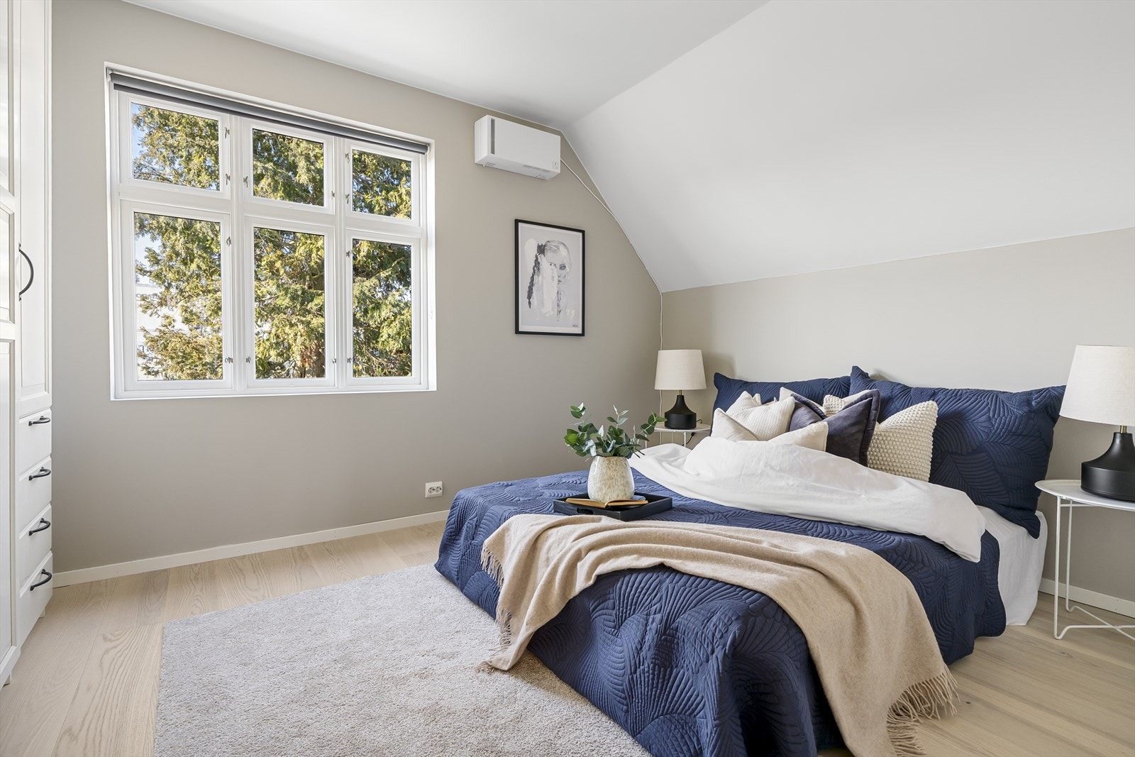 Hovedsoverom av god størrelse med plass til dobbeltseng og nattbord. Her er det satt inn elektrisk punktventilasjon for ekstra god luftkvalitet. Galleribilde