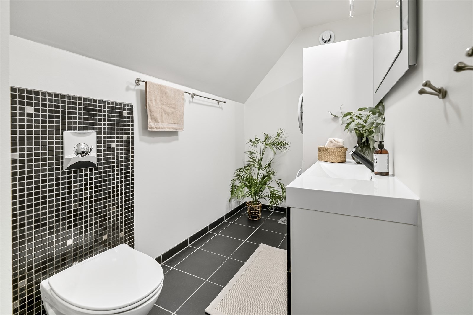 Badet har opplegg for vaskemaskin og tørketrommel. Begge disse medfølger i handelen. Galleribilde