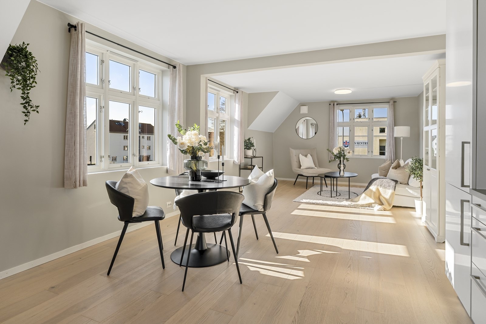 Velkommen til Misjonsveien 21, og denne flotte halvparten av en tomannsbolig beliggende på Kampen. Galleribilde