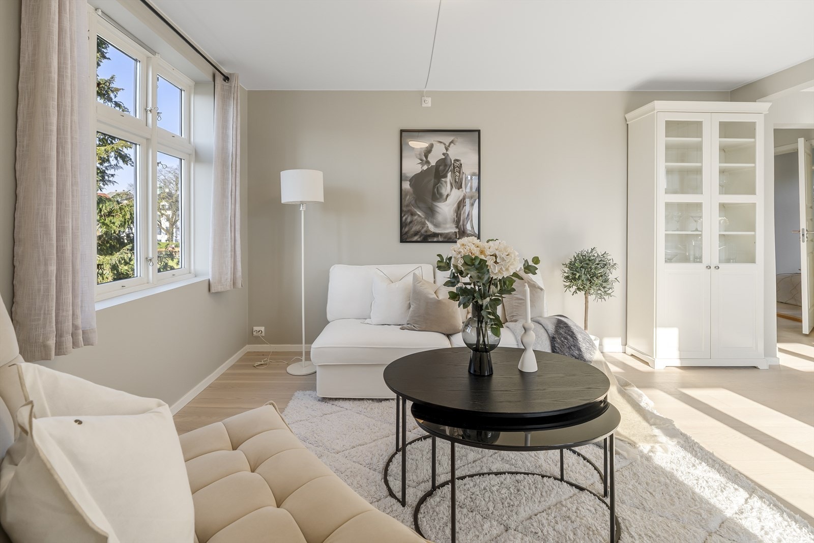 Vitrineskap medfølger om ønskelig. Galleribilde