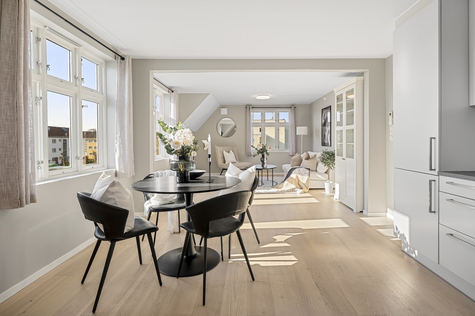 Velkommen inn! Vegger og tak er malt i 2025, i delikate og tidløse toner. Flott enstavs eikeparkett på gulv. Galleribilde