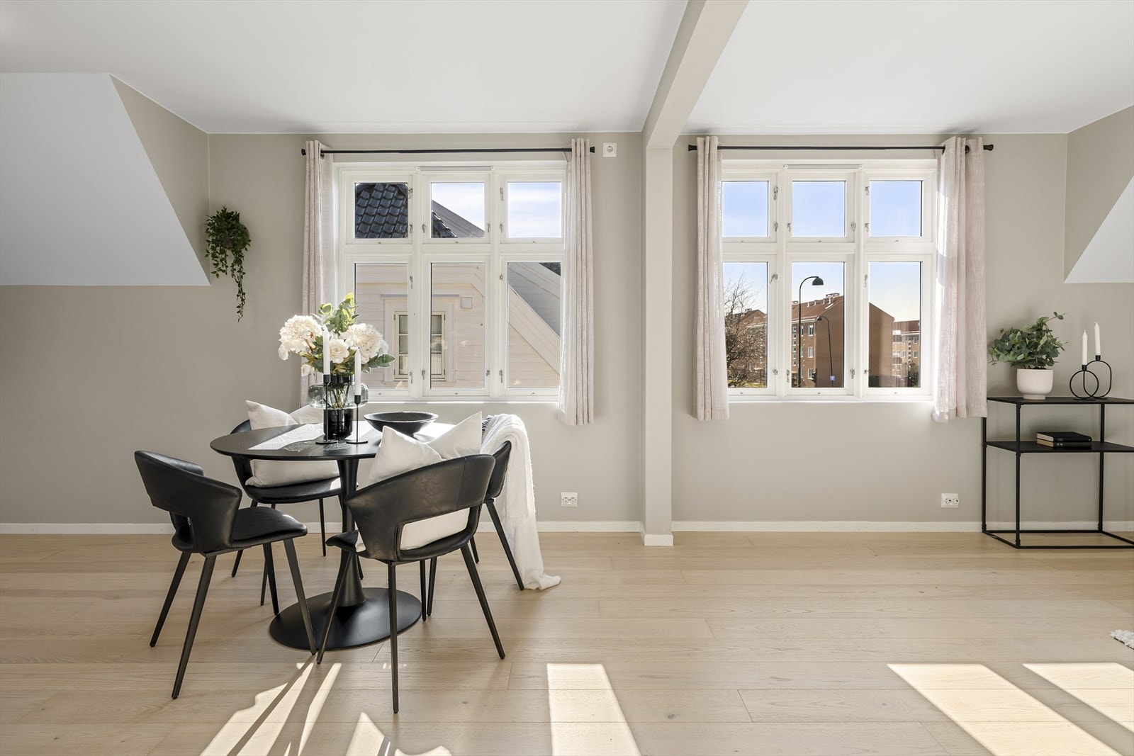 Hoveddelen i 2. etasje inneholder entré, stue/kjøkken, 2 soverom, bad. Galleribilde