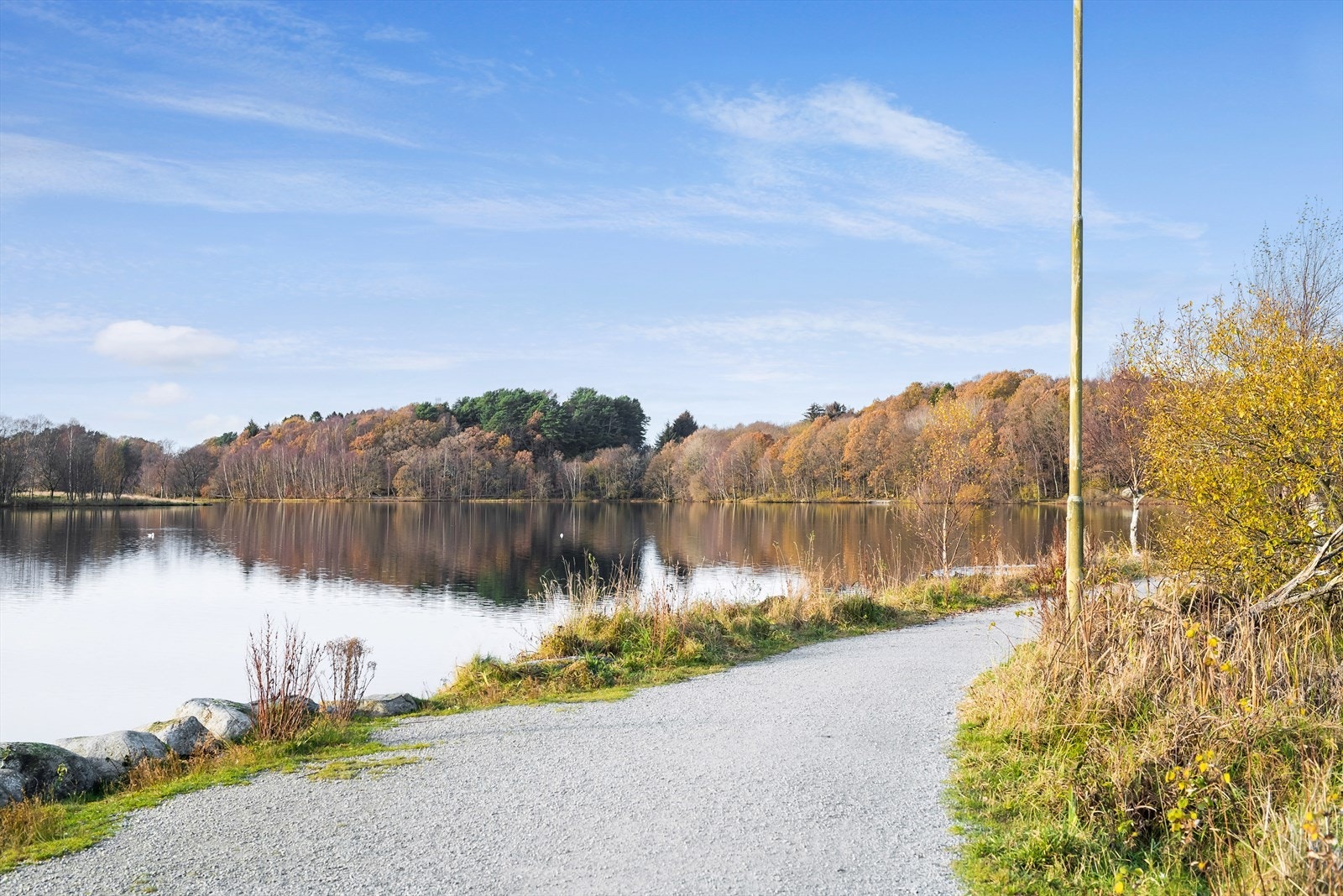Fra boligen er det nærhet til fantastiske turområder. Her med bilde fra Lille Stokkavann. Galleribilde