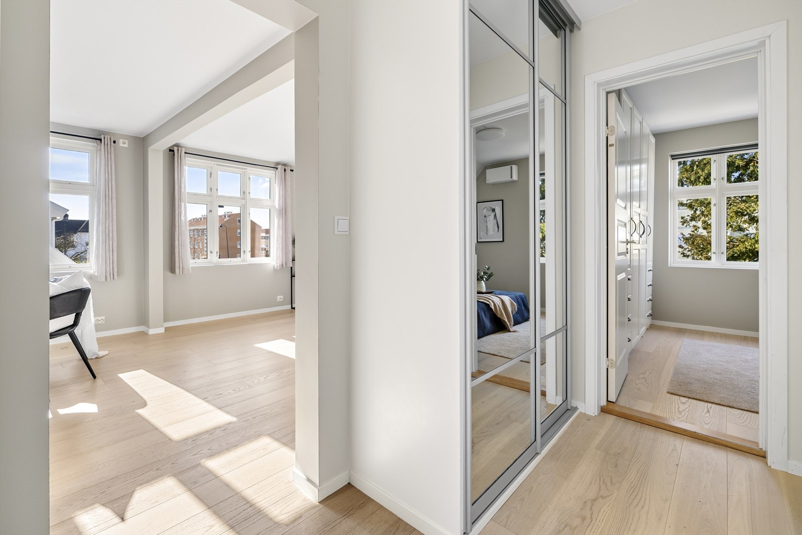 Romslig entré med god plass til å henge fra seg i praktisk skyvedørsgarderobe. Galleribilde