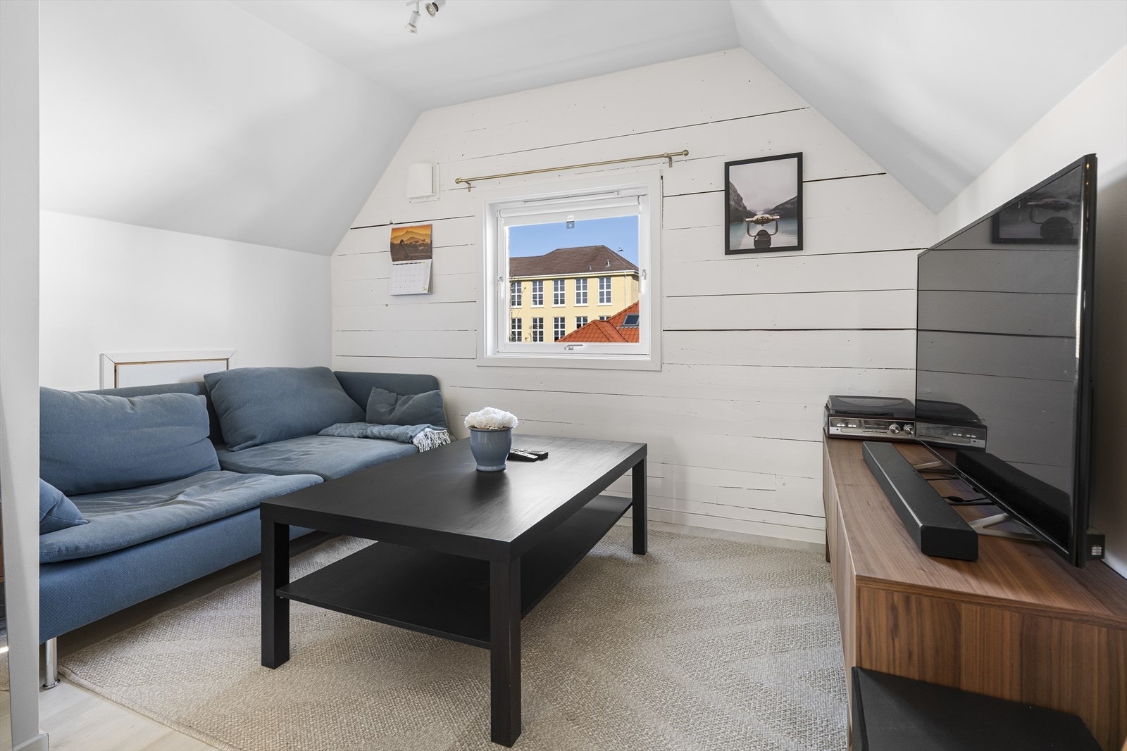 Stuen har god plass til både sofagruppe og spisebord. Sofa og spisebord m/ stoler medfølger i handelen om ønskelig. Galleribilde