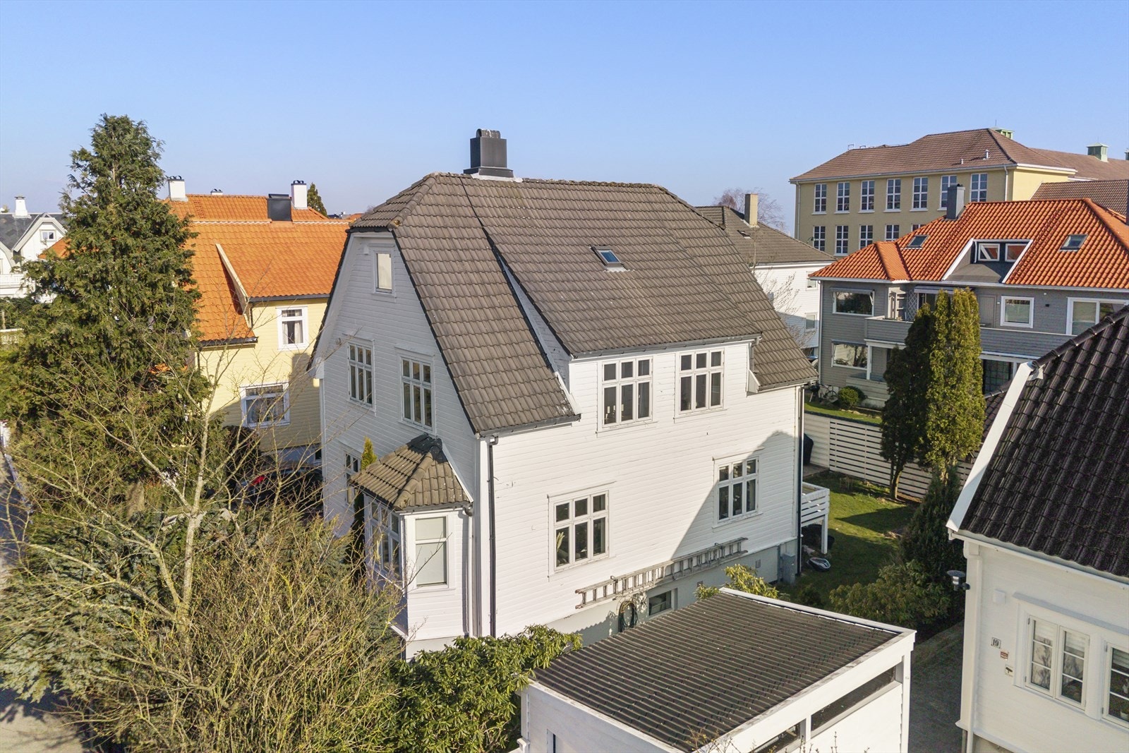 Boligen er opprinnelig oppført i 1920. Boligen ble omfattende pusset opp i 2008, med blant annet ny taktekking, vinduer, oppgradert rør og elektrisk, bad, kjøkken, varmtvannsbereeder etc. Galleribilde