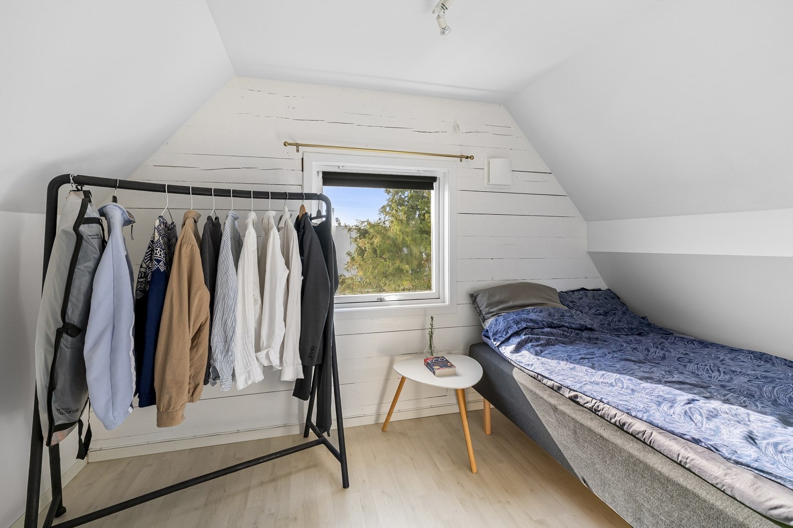 Soverom i hybel. Galleribilde