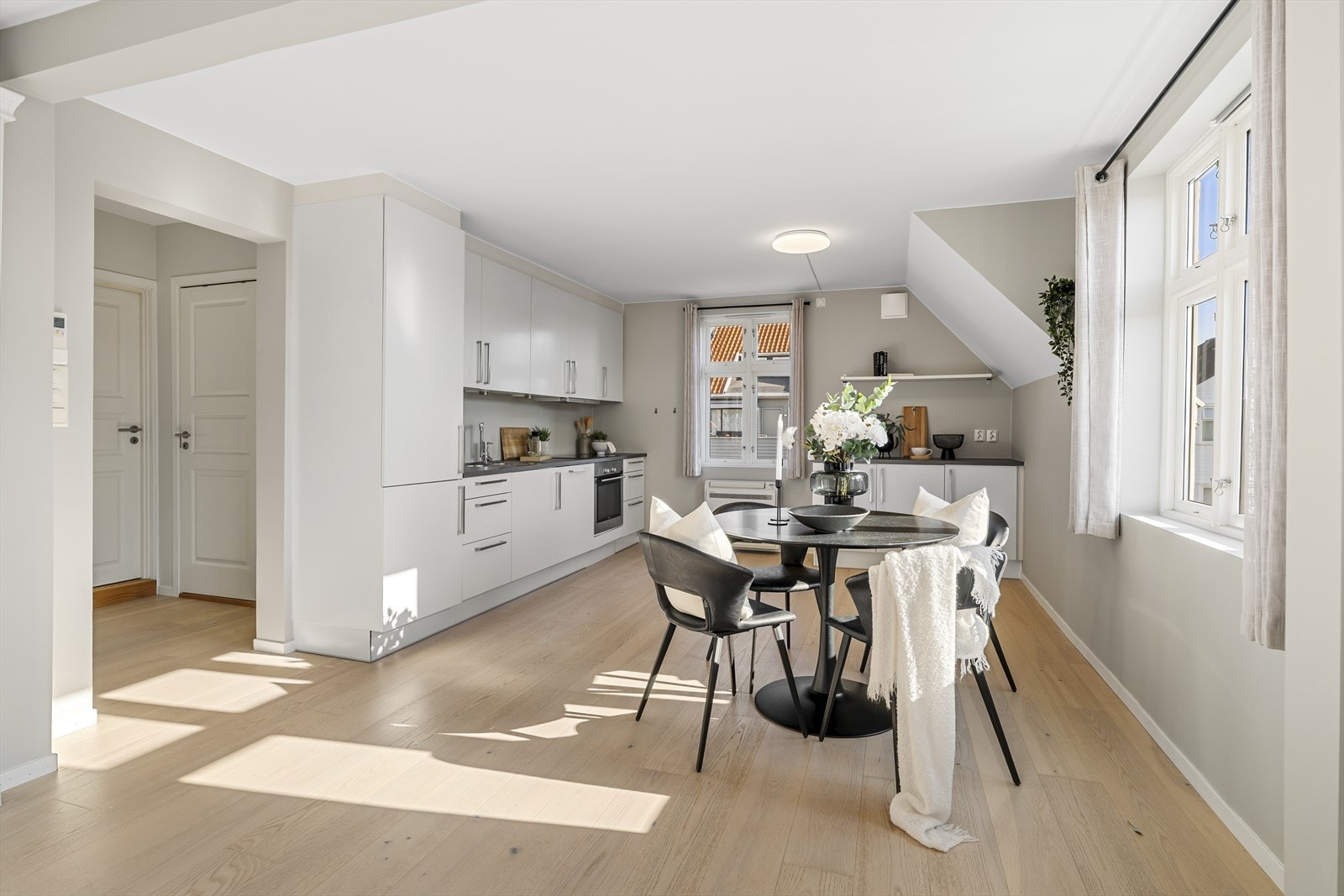 Rommet har vinduer på hele 3 sider, som gir et fantastisk dagslys. Galleribilde