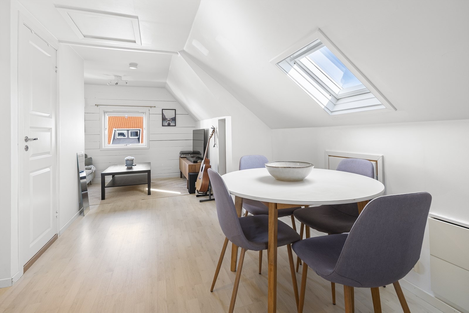 Den godkjente hybelen ligger i loftsetasjen og har egen inngang fra felles trappeoppgang. Hybelen ble pusset opp i 2016/2017. Galleribilde