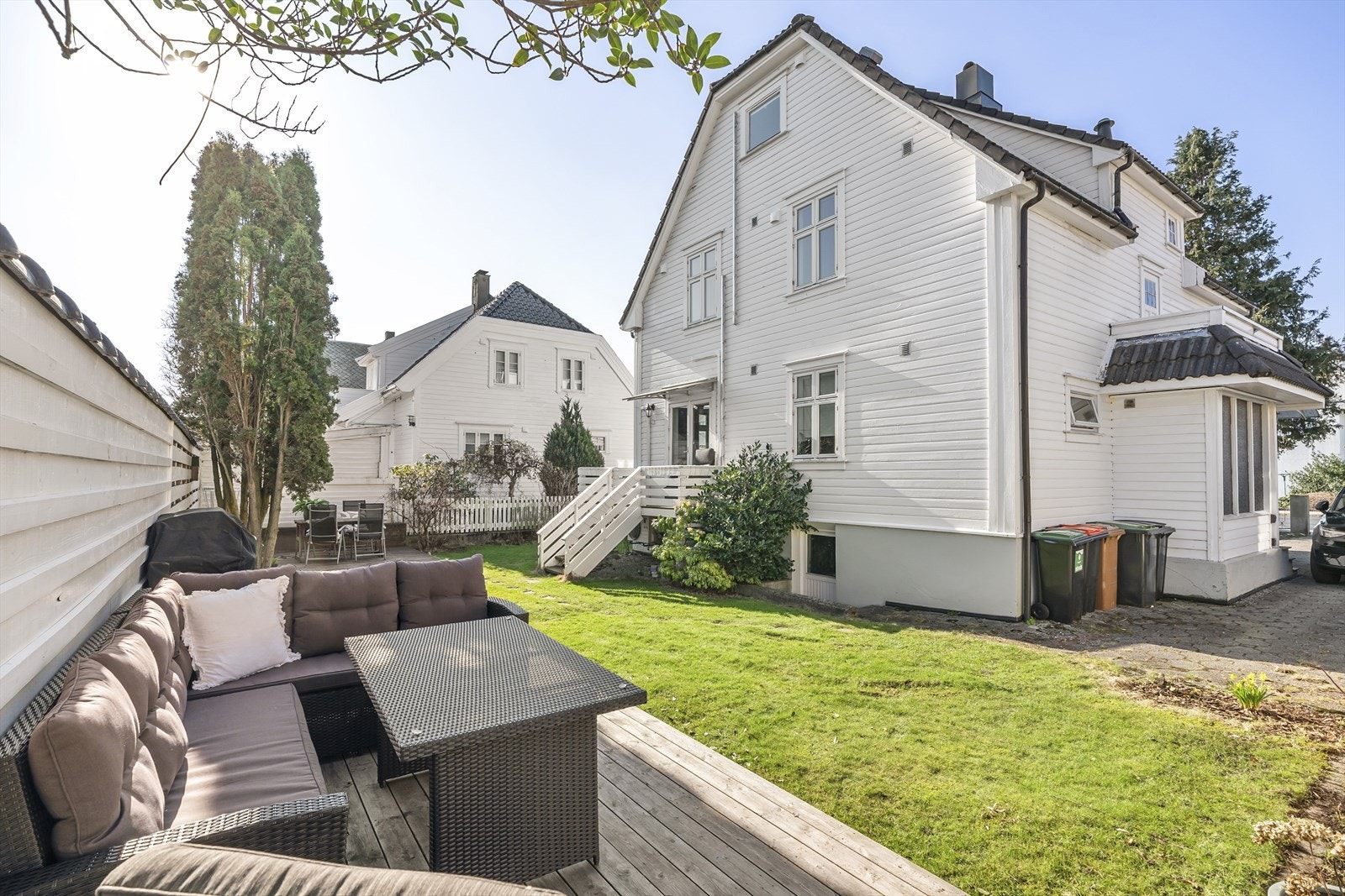 Tomannsboligen strekker seg over to plan med tilhørende godkjent utleiehybel på loft. Stort felles hageområde med gode solforhold. Galleribilde
