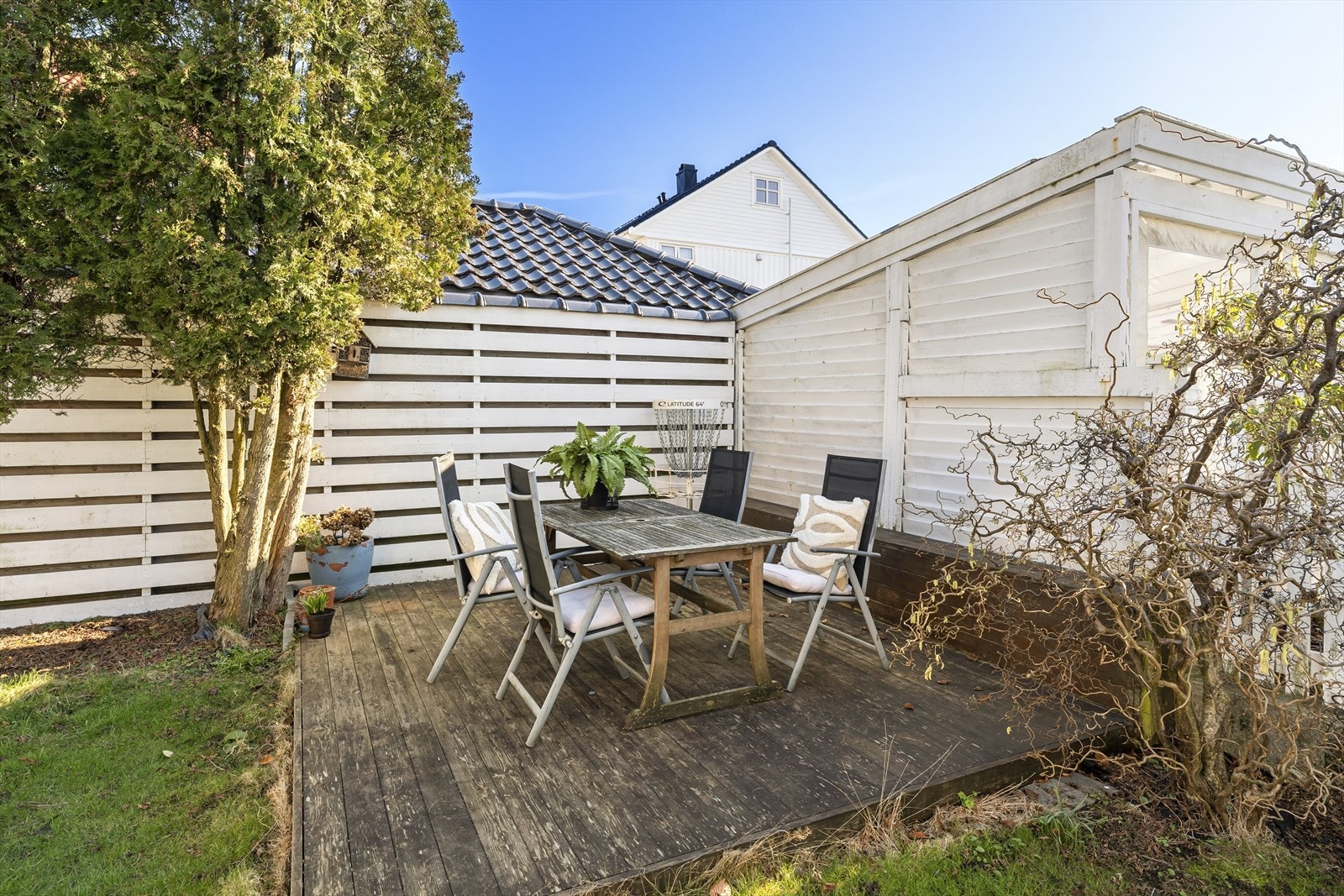 Uteområdet er solrikt med muligheter for å bevege seg etter solen. Galleribilde