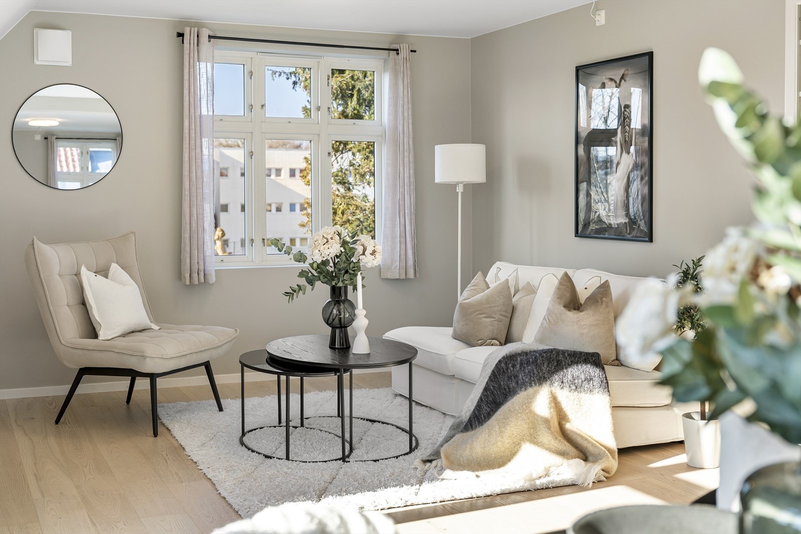 Stuen har god plass til å innrede med både sofagruppe og spisebord med plass til familie og venner. Galleribilde