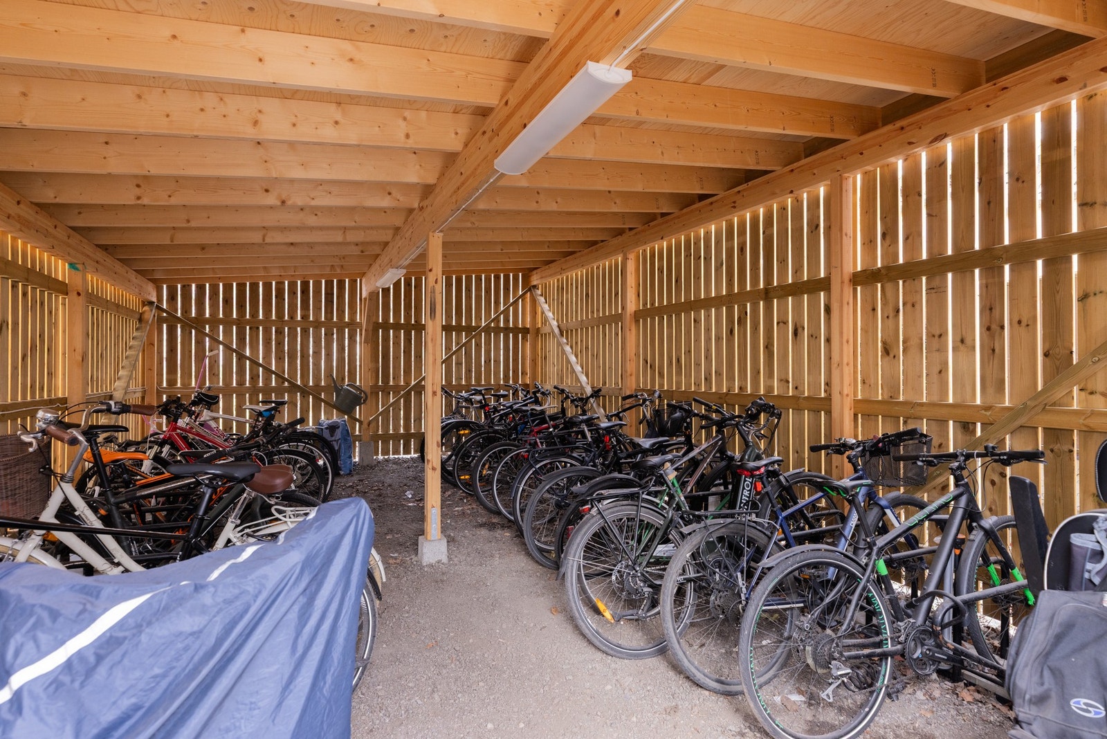 Andelseierne har enkel tilgang til borettslagets sykkelbod, som er utstyrt med et digitalt låsesystem for trygg og praktisk oppbevaring av sykler. Galleribilde