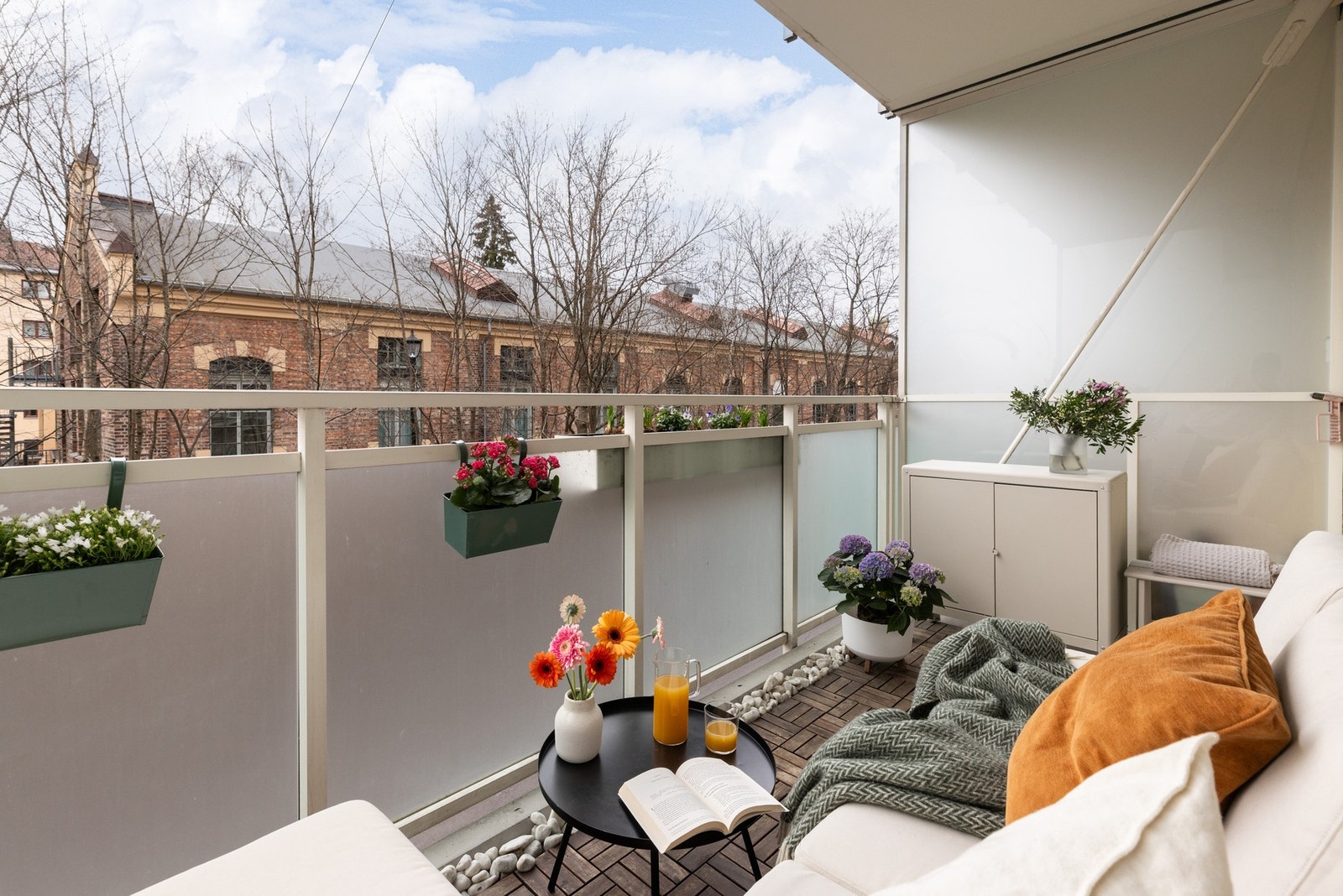 For ekstra skjerming og privatliv er det installert frostede glassfelt og skjermvegger på begge sider mot naboene. Galleribilde