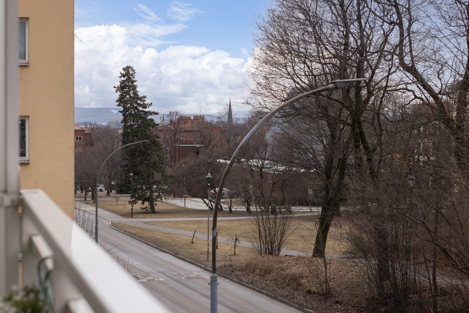Balkongen vender mot nordvest og har gode solforhold. Galleribilde
