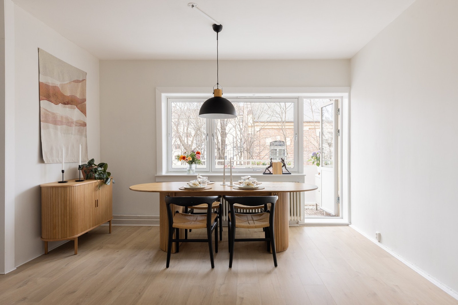 De store vindusflatene gir godt med lysinnslipp. Galleribilde