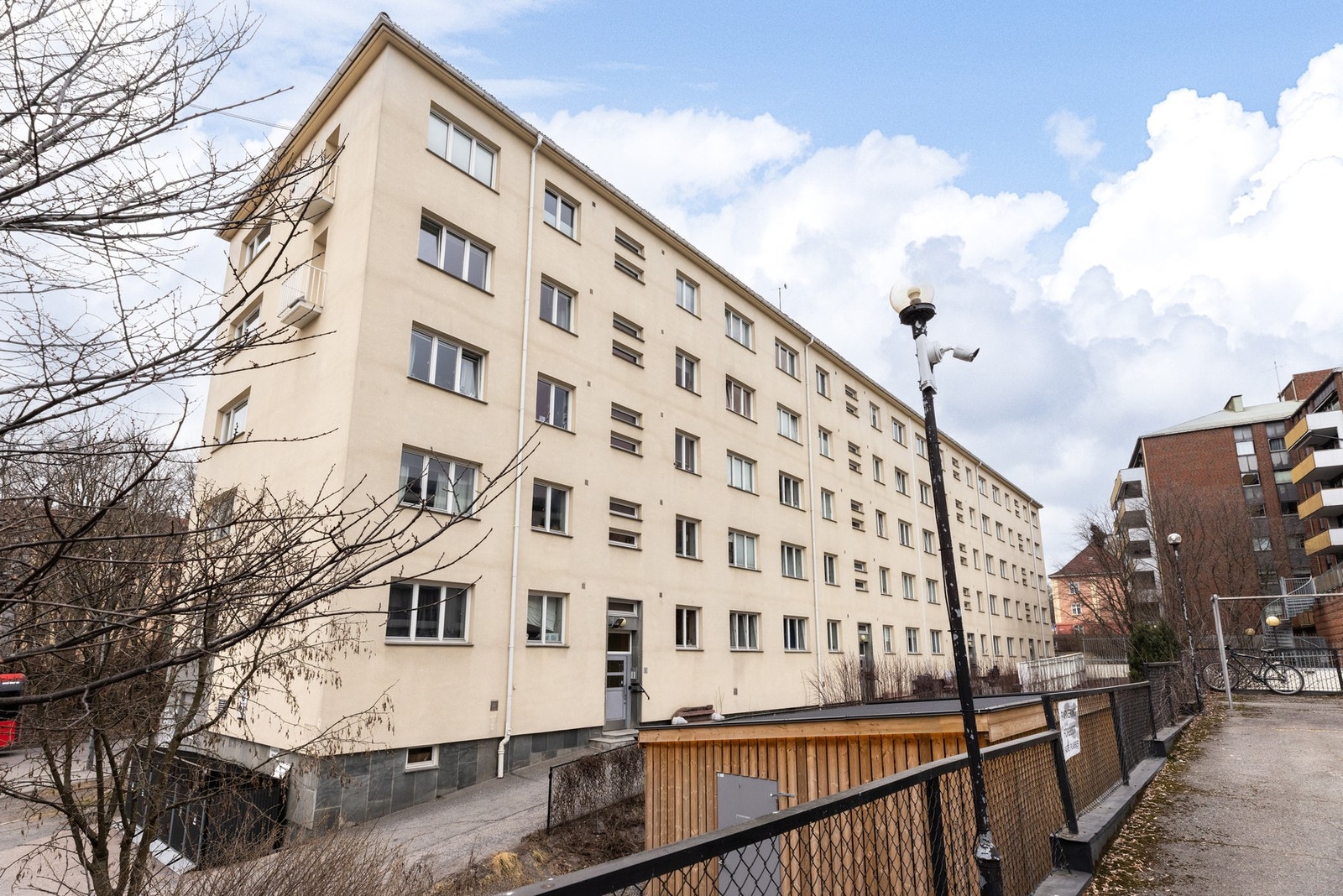 Beliggenheten regnes blant de beste på Torshov - fredelig og tilbaketrukket, samtidig som du har alt av servicetilbud, kaféer, restauranter og kollektivtransport like i nærheten. Galleribilde