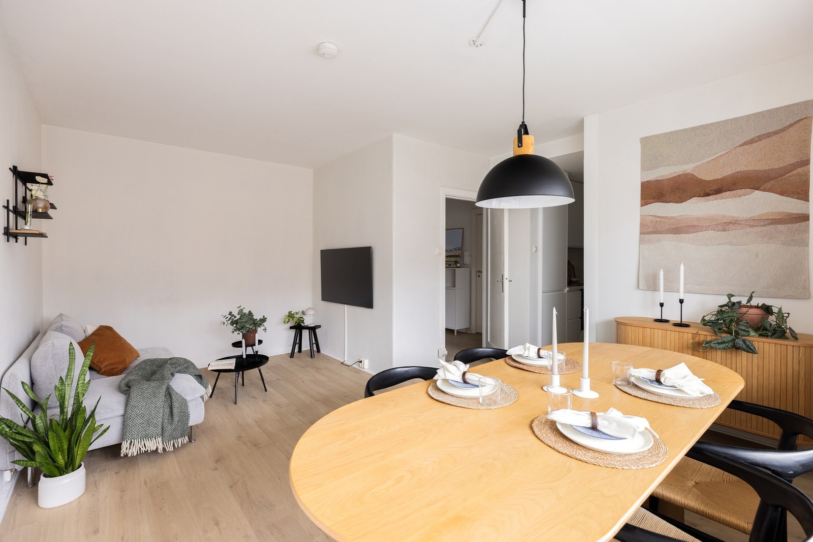 Stuen er malt i et tidløst fargevalg fra 2022. Galleribilde