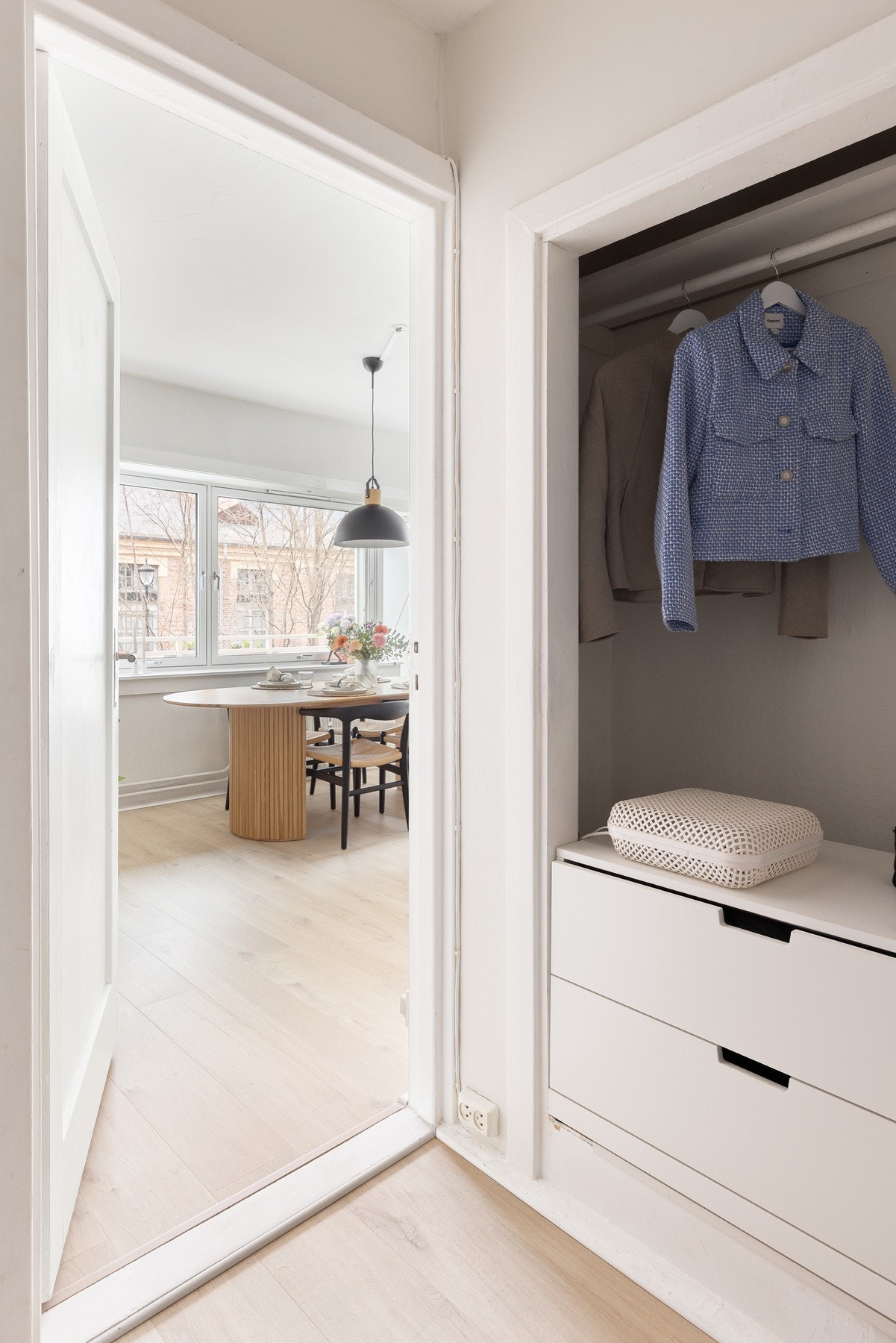 Spesialtilpasset innredning med god plass til å henge fra seg yttertøy. Galleribilde