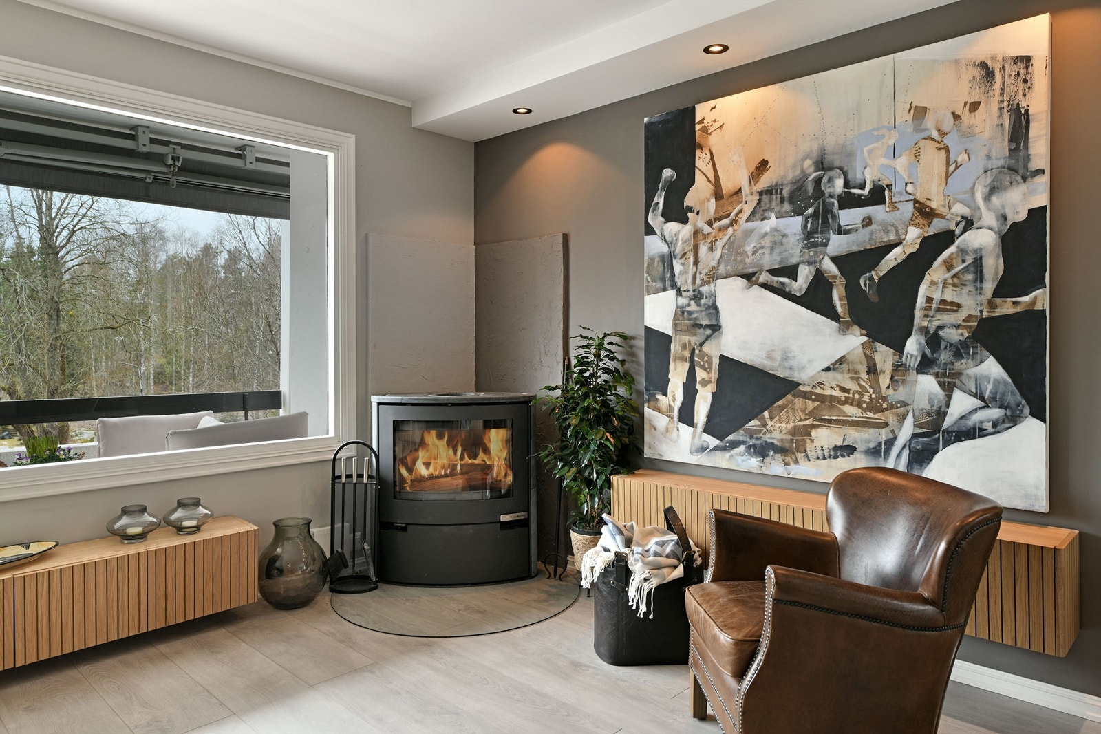 Stue - peis som gir lun og varme på vinterstid - leiligheten holder en god moderne standard, og er oppusset i 2019 Galleribilde