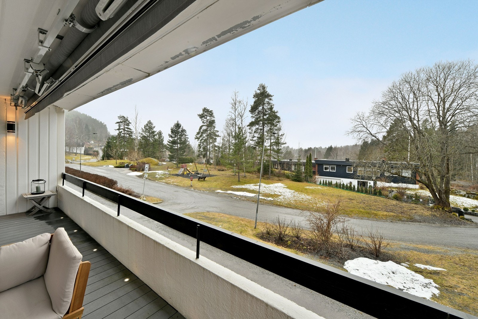 Utsyn fra balkong - gode solforhold - lite innsyn Galleribilde