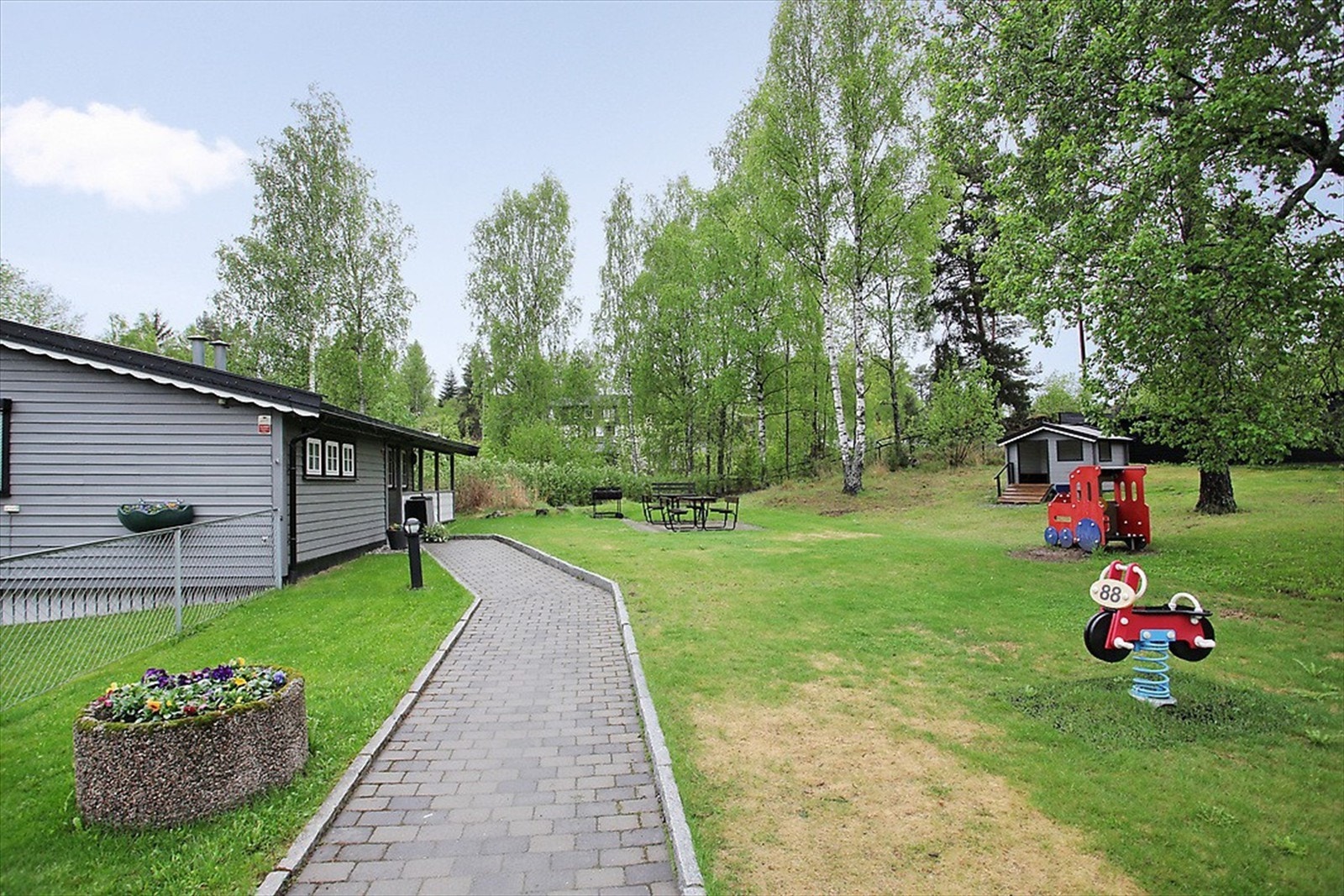 Sameiet har et eget grendehus som beboere kan leie for en symbolsk sum - fint tilbud til f.eks. feiring av bursdager og dåp m.m. Galleribilde