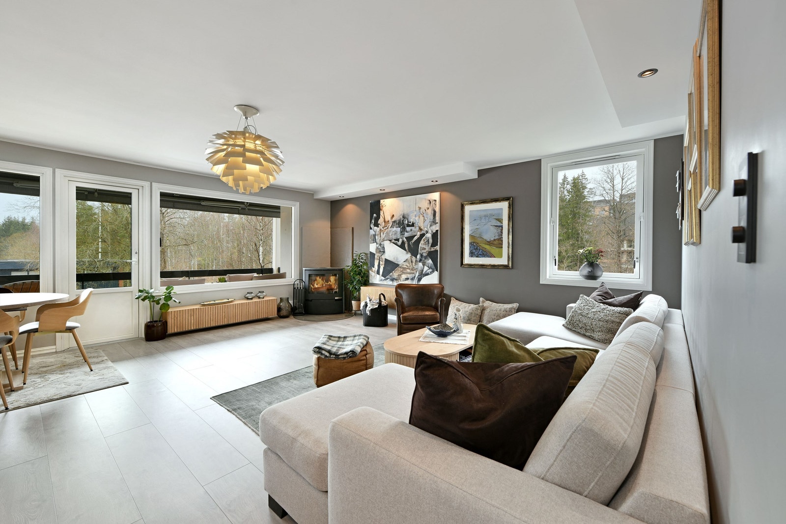 Stue - endeleilighet gir "ekstra" lysinnslipp med vindu i gavl-veggen i stue - store vindusflater med lite/ingen innsyn - noe downlights i himling - varmefolie i gulv Galleribilde
