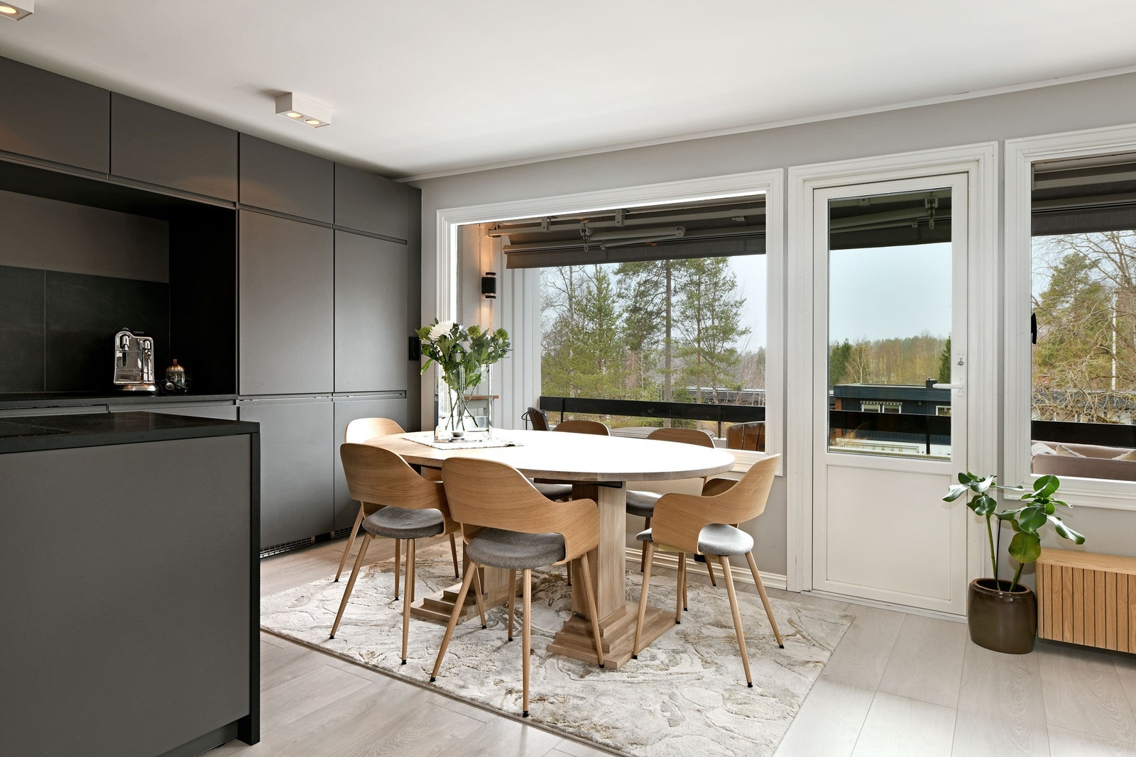 Spisestue - plass til langbord hvor familie og venner kan inviteres - utgang til solrik uteplass med innfelt belysning i gulv - balkongdør fra 2015 Galleribilde