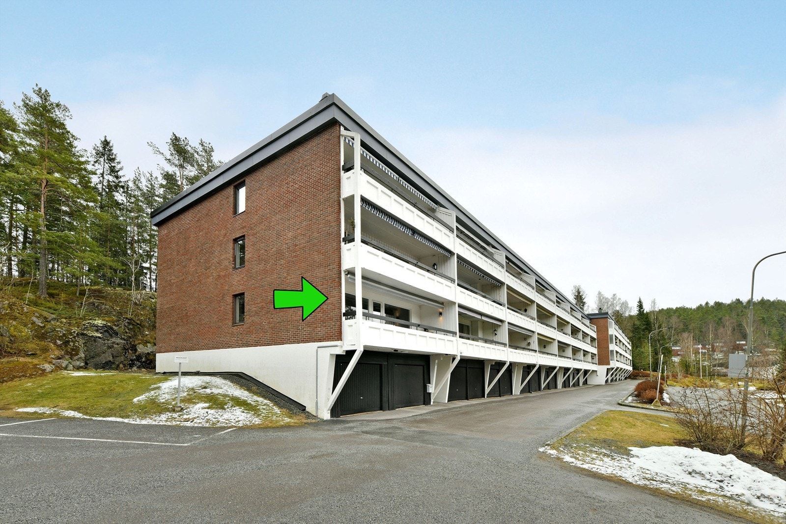 Fasade - boligen ligger høyt i 1.etg med lite innsyn - enkel adkomst med kun en trapp opp fra blokkens inngangsparti Galleribilde