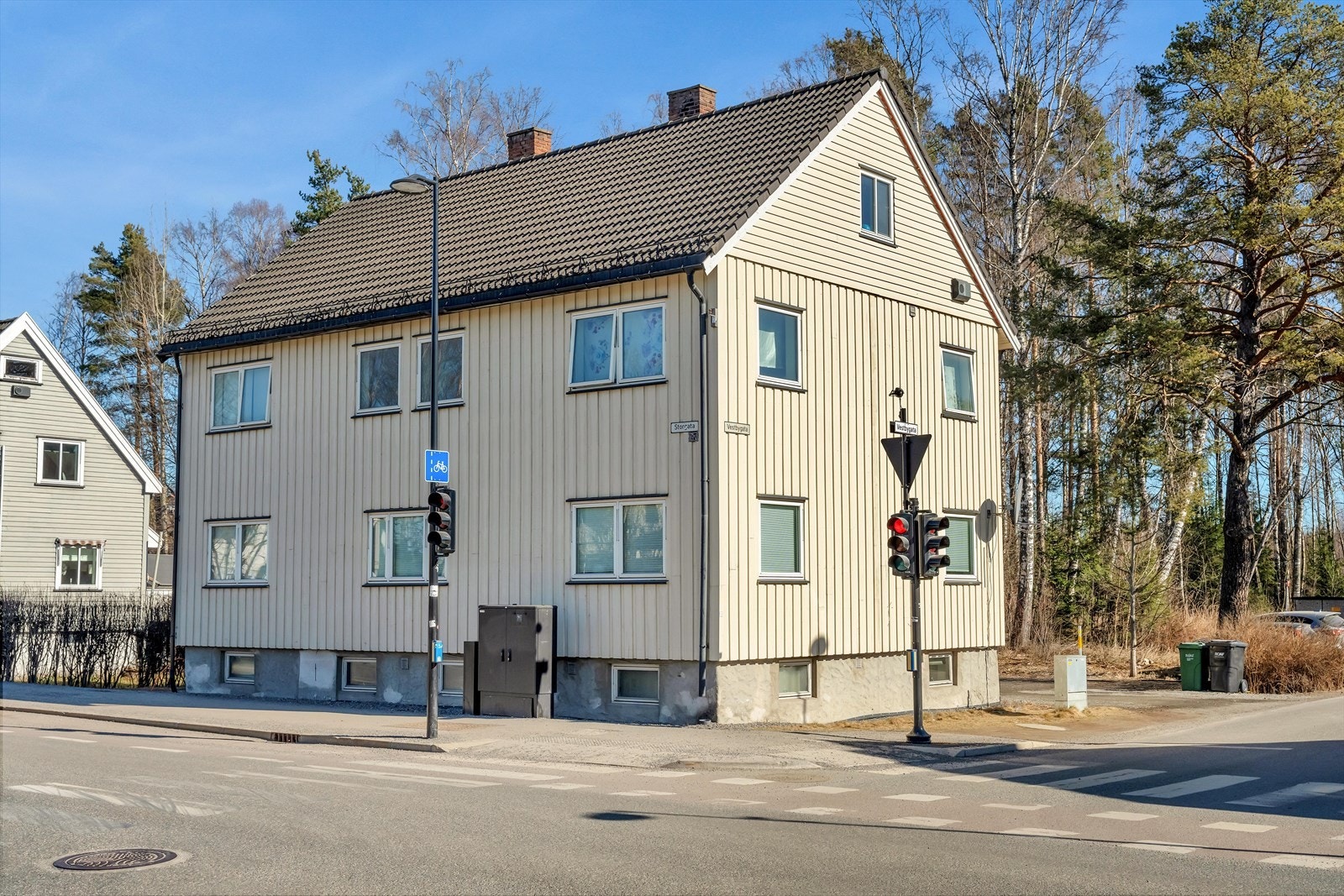 En hel tomannsbolig over 4 plan med et stort potensiale og en sentral beliggenhet i Lillestrøm sentrum! Galleribilde