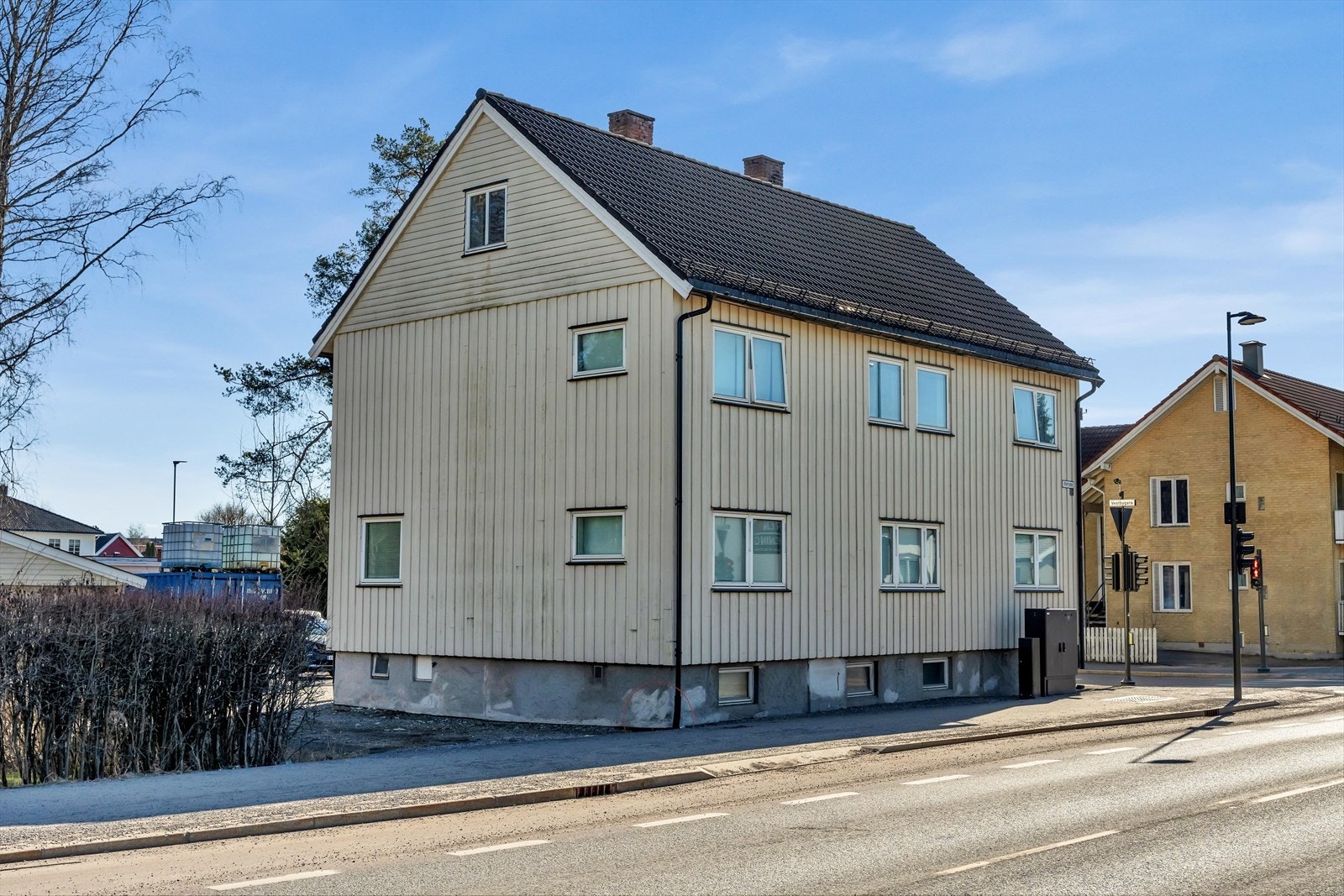 Tomannsboligen har to godkjente boenheter, i tillegg til en innredet kjeller og en påbegynt loftsetasje. Boligen består av to 4-roms leiligheter, en i 1. etasje og en i 2. etasje. Galleribilde