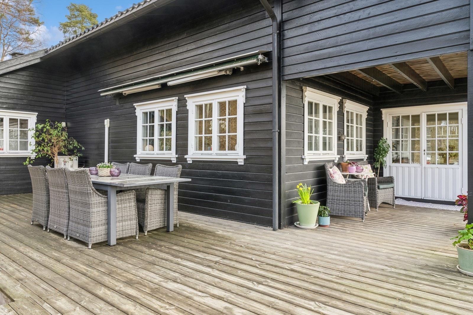 Stor solrik overbygget terrasse Galleribilde