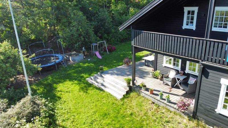 Stor fin terrasse og hage på baksiden av huset - private bilder. Galleribilde