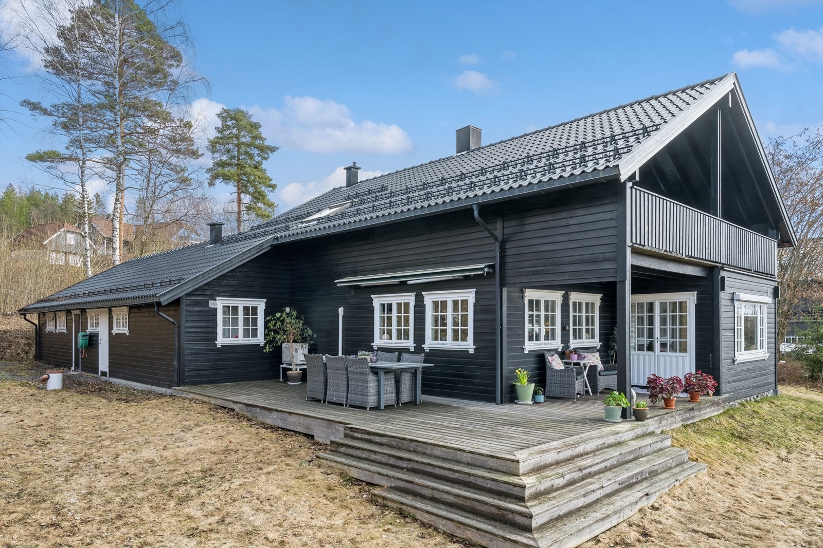 Solrike terrasser og balkong Galleribilde