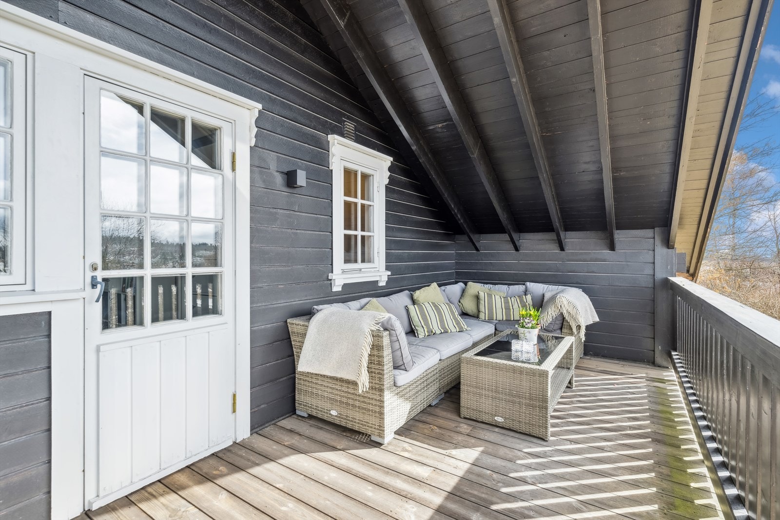 Overbygget solrik balkong i 2 etg. Galleribilde