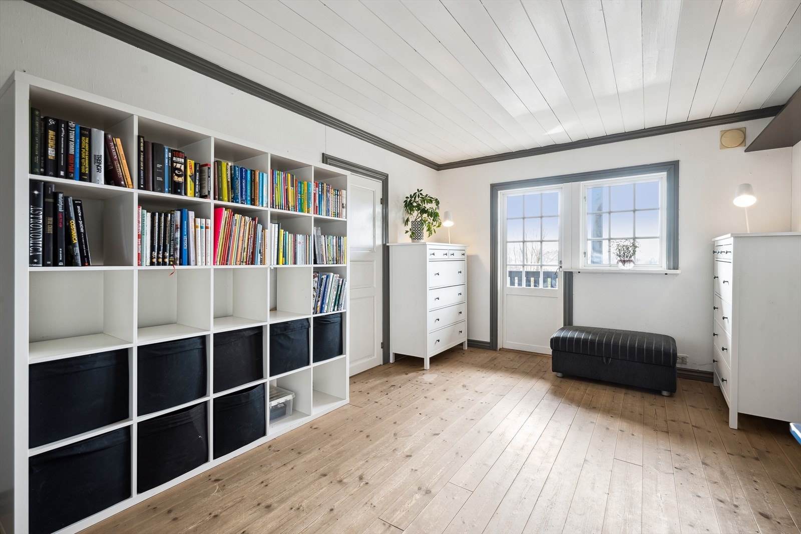 Oppholdsrom har utgang til overbygget balkong Galleribilde