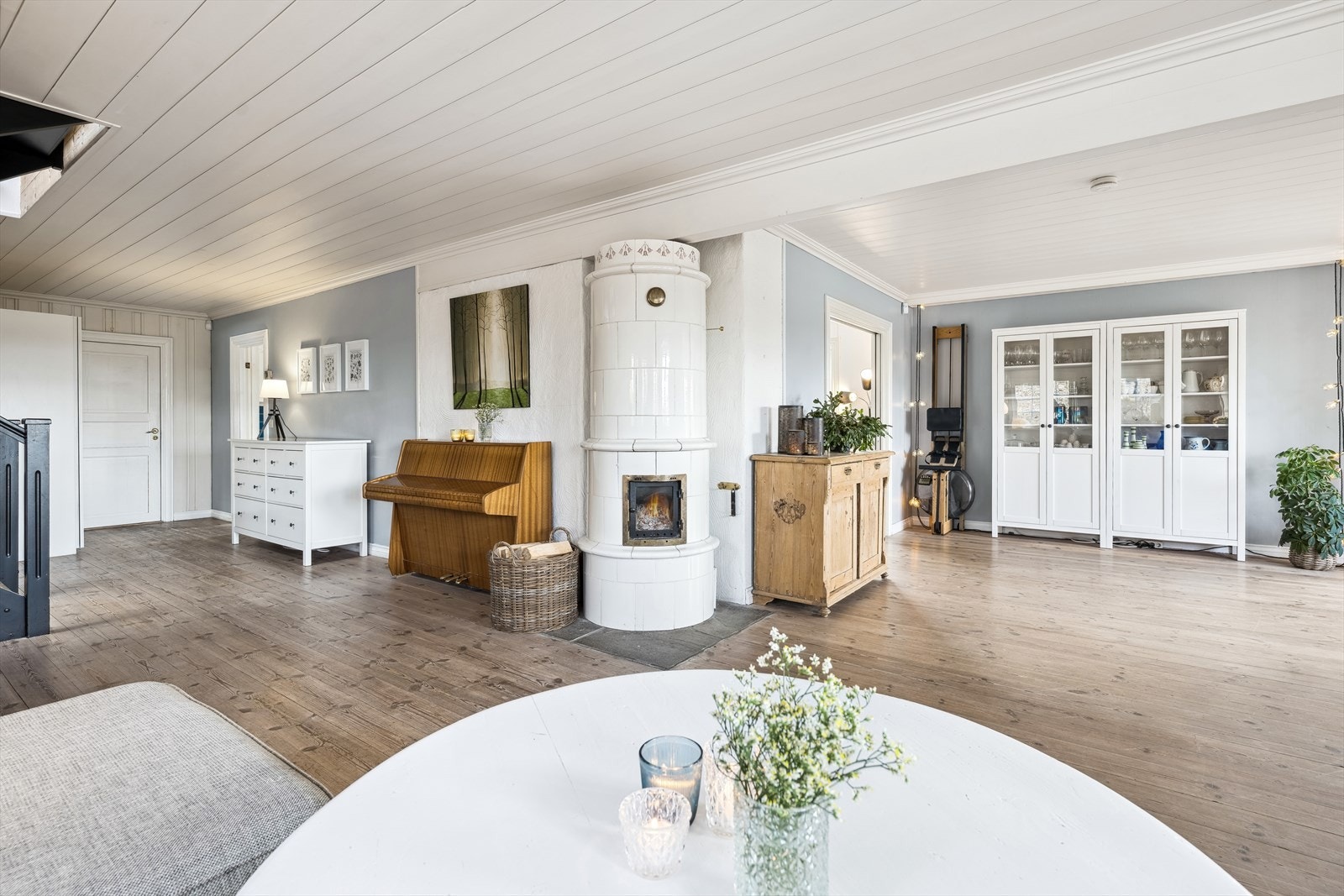 Stuen har en fin kakkelovn som holder lenge på varmen Galleribilde