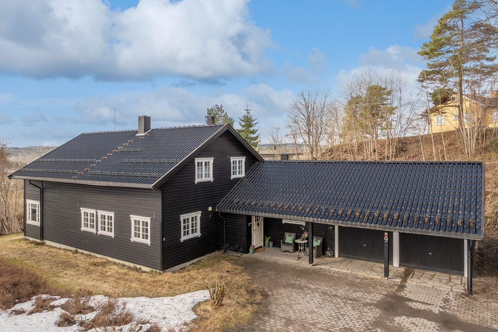 Fasade fra inngang Galleribilde