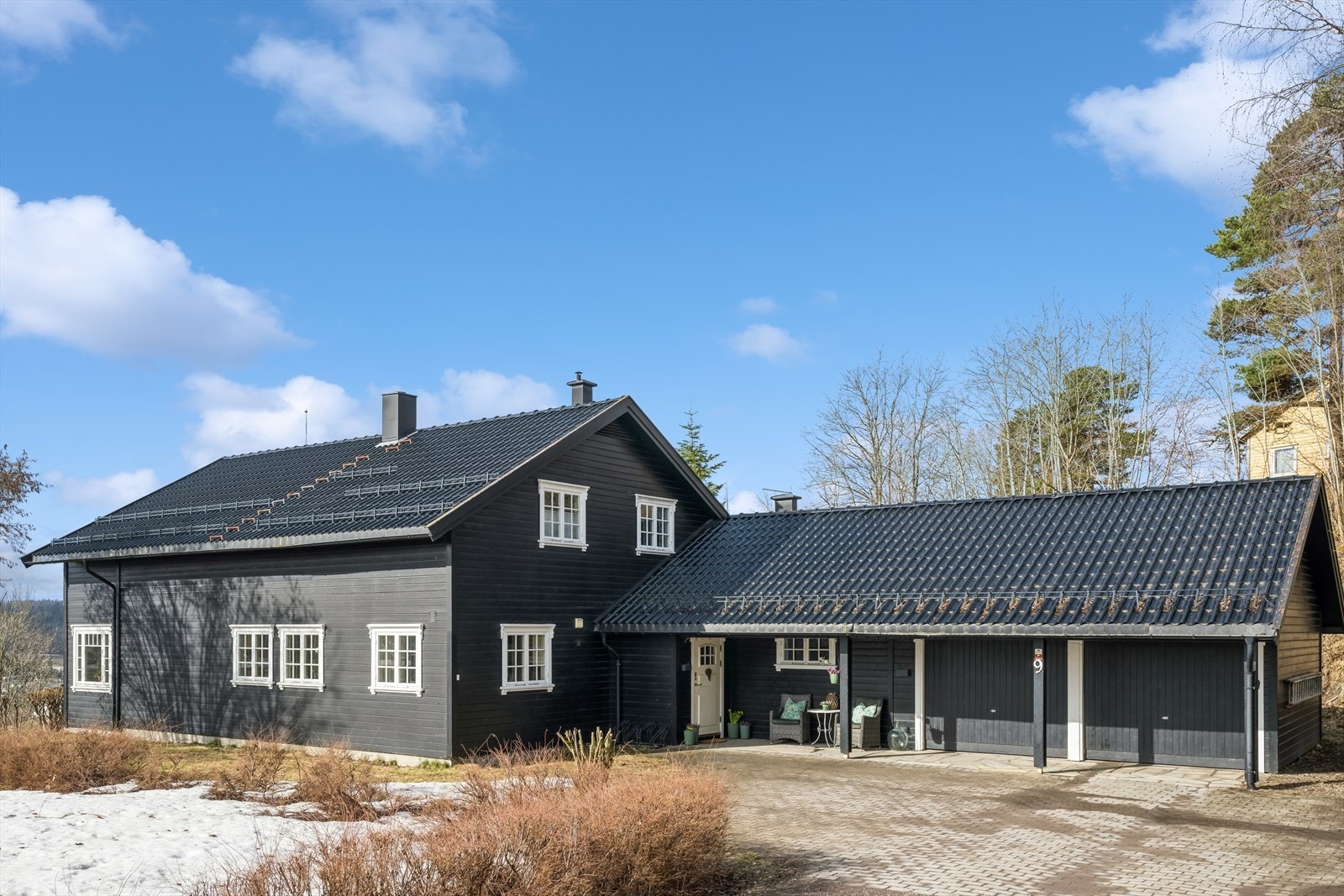 Fasaden ved inngangspartiet og garasjen, belegningstein i gårdsplass Galleribilde