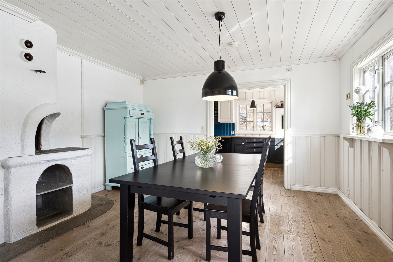 God plass i spisestuen til mange rundt bordet Galleribilde