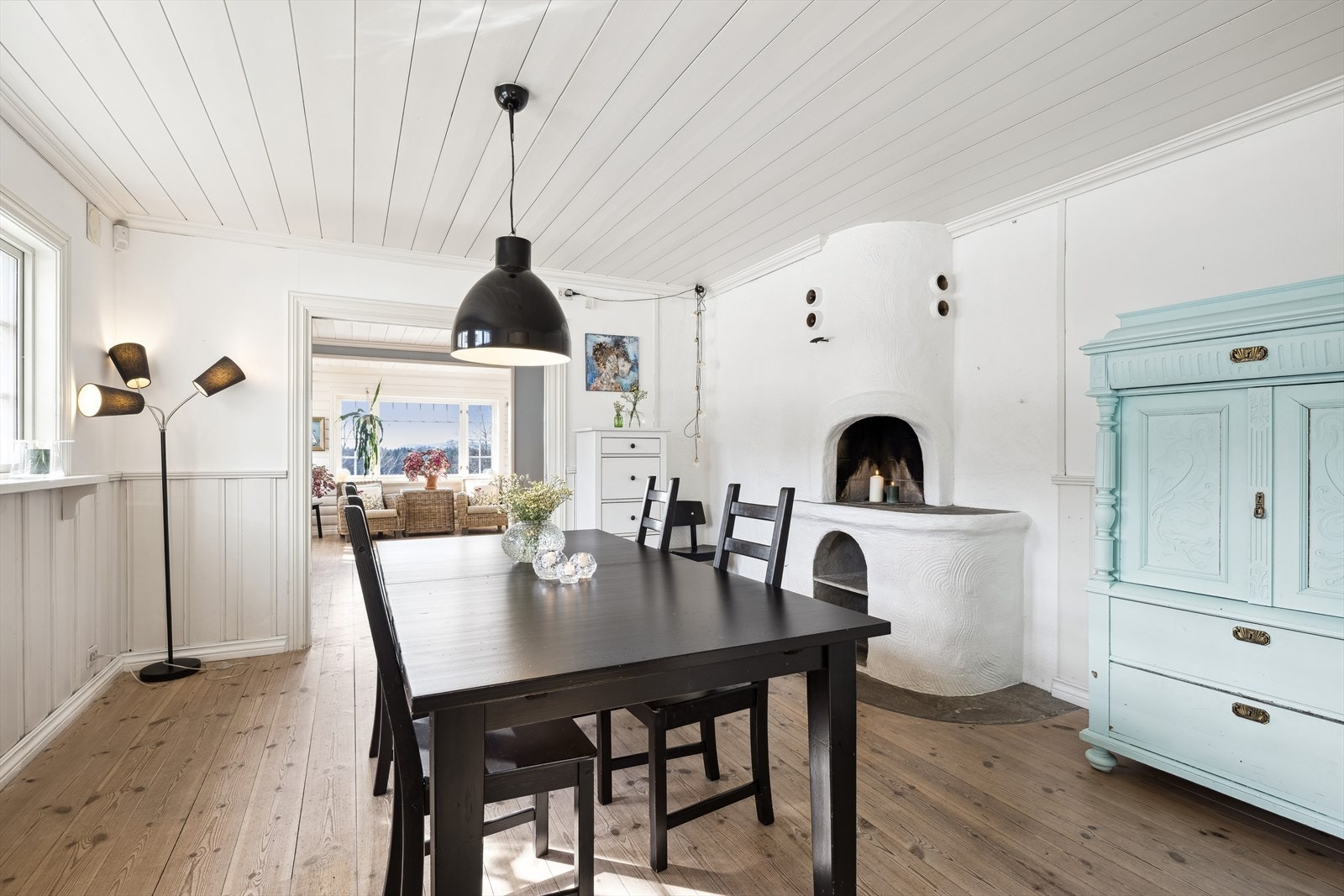 Spisestue med koselig peis Galleribilde