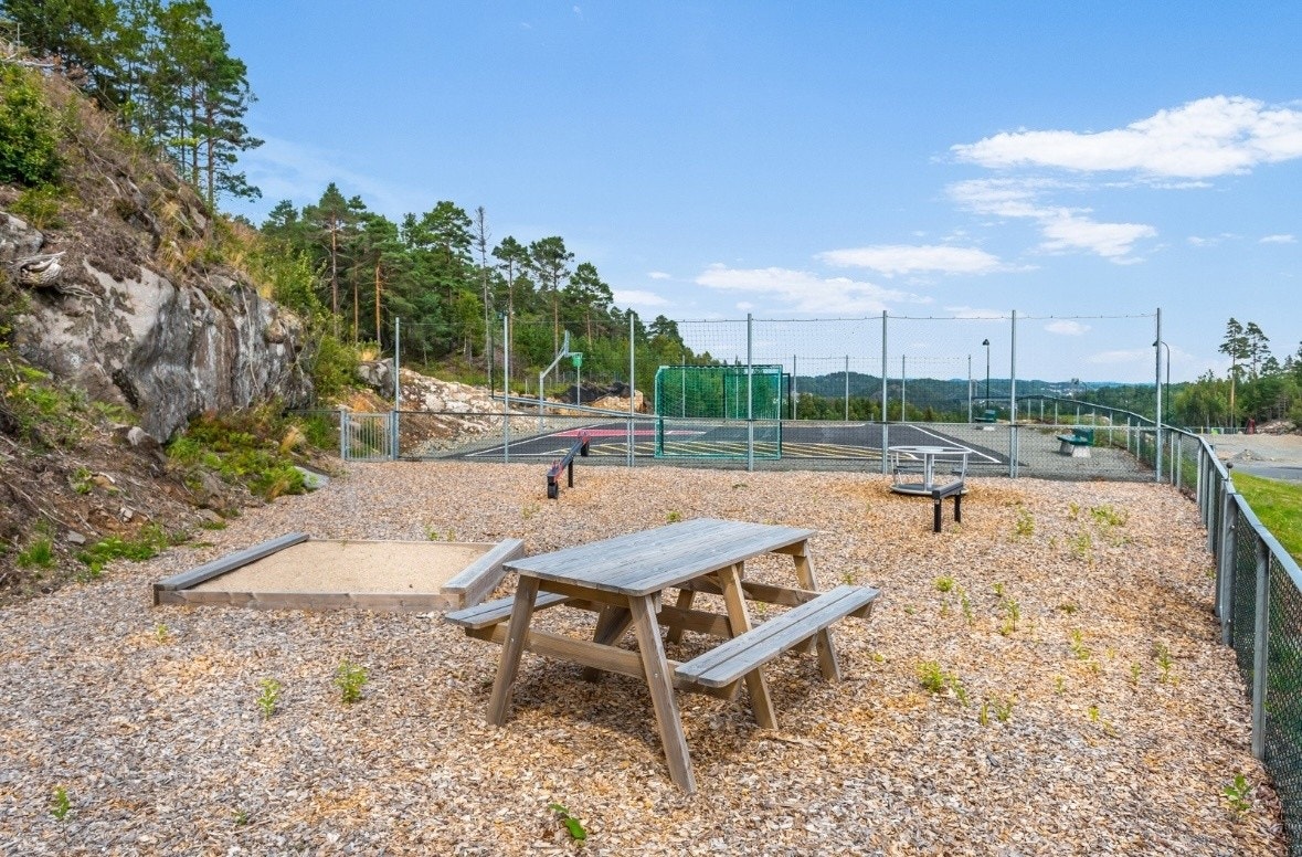 Fotball og basketbane like ved Galleribilde