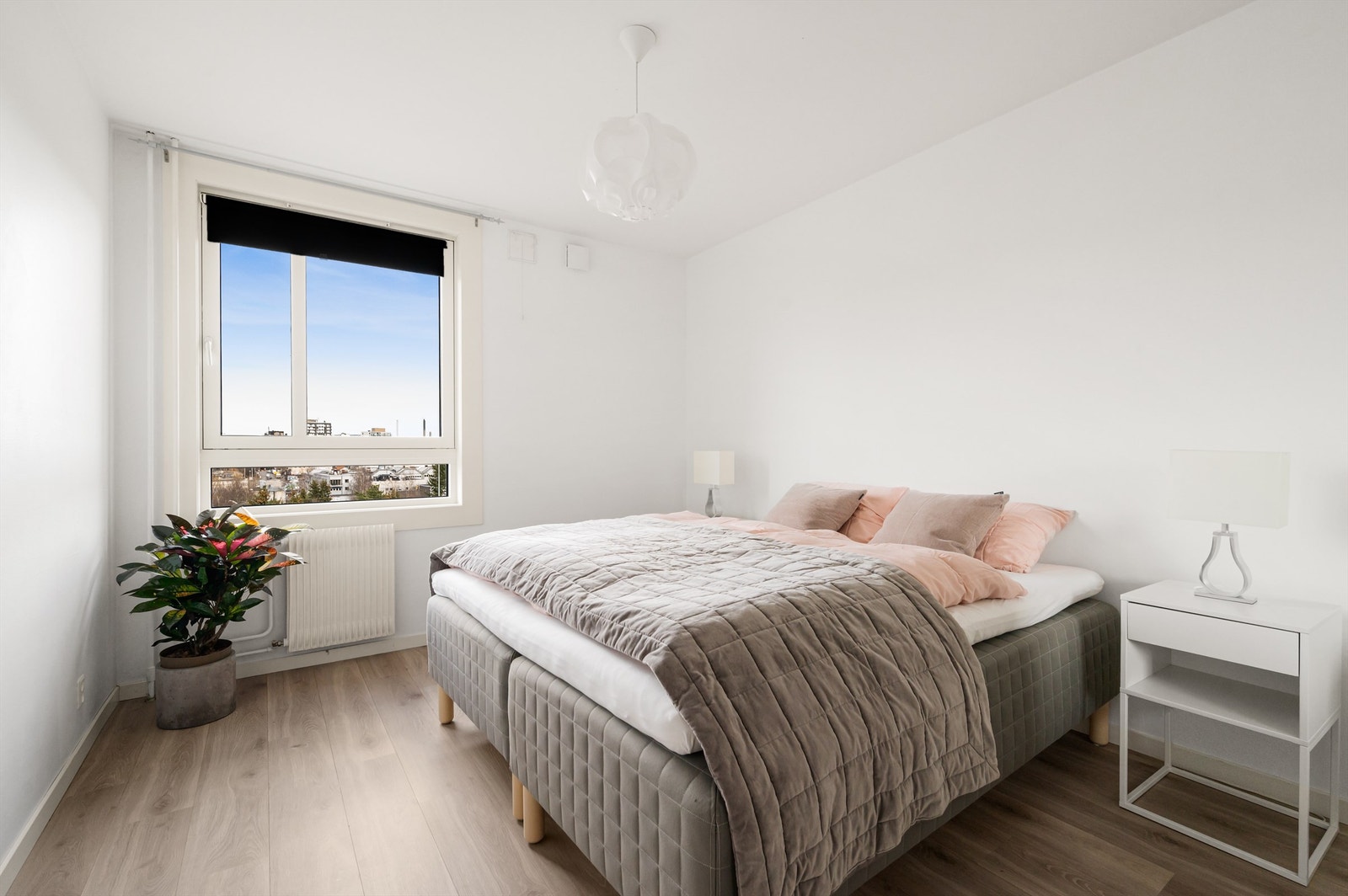 Leiligheten har et svært romslig soverom med god plass til dobbeltseng med tilhørende nattbord og rikelig med oppbevaringsplass i skyvedørsgarderobe. Stort vindu gjør rommet lyst og luftig. Galleribilde