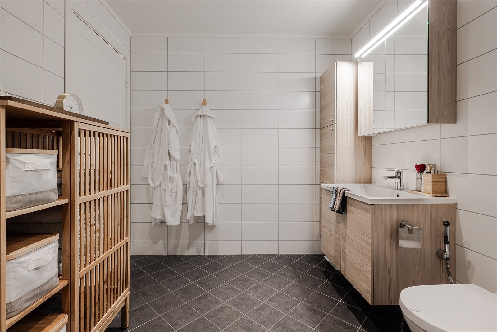 Håndholdt bidè på badet montert ved WC Galleribilde