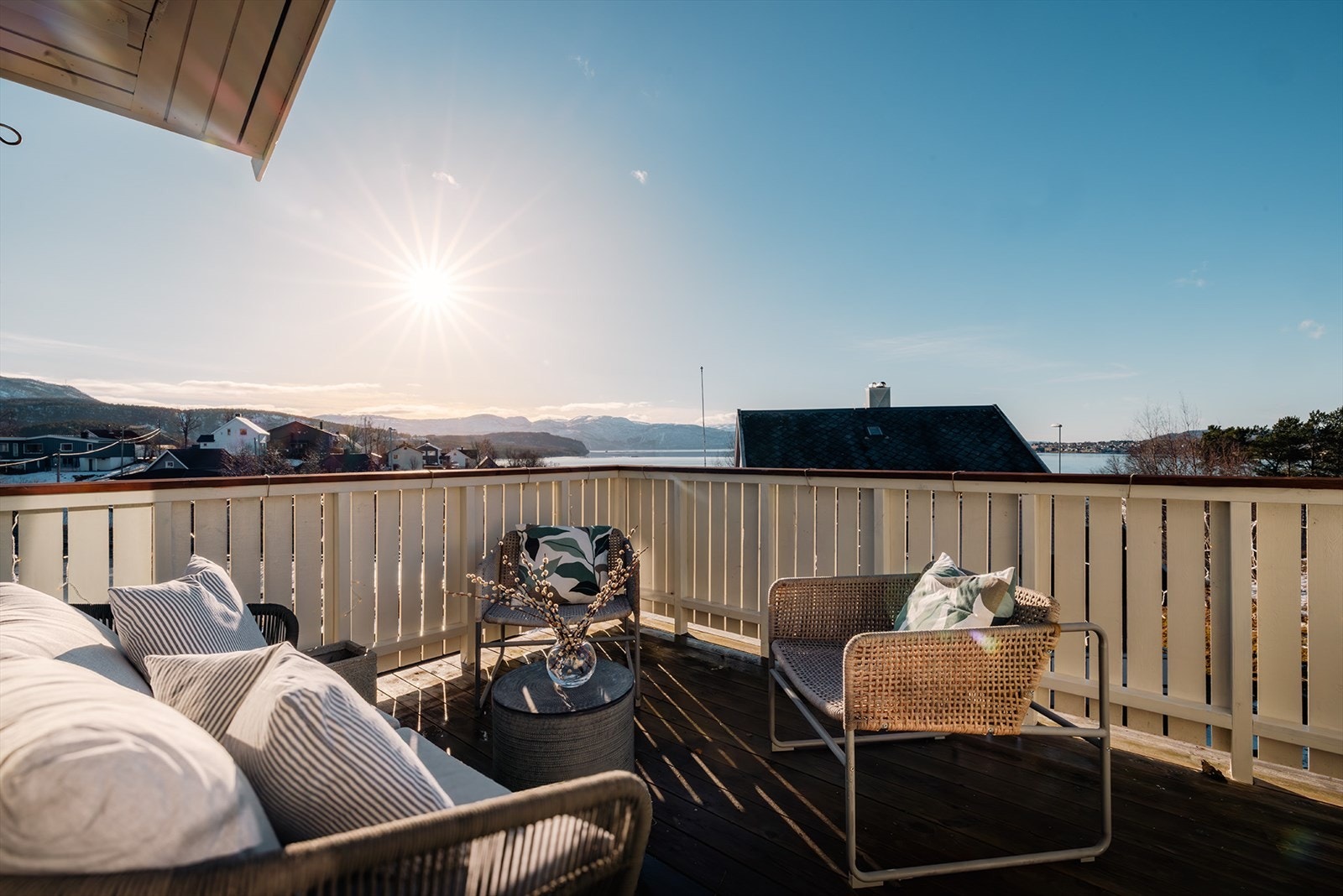 Fin utsikt over Fauskevika og gode solforhold. Kveldssol på balkongen om sommeren Galleribilde