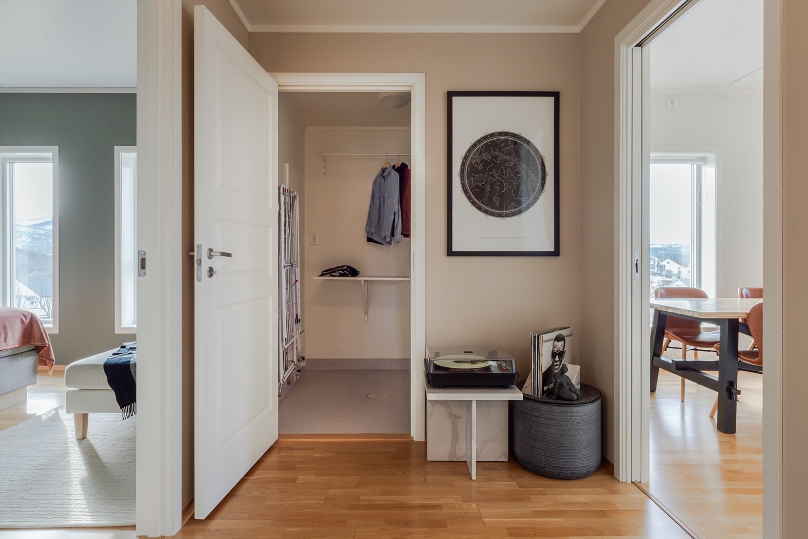 Hovedsoverommene, bad og teknisk rom ligger skjermet til på motsatt side av stuen - se planskisse. Galleribilde