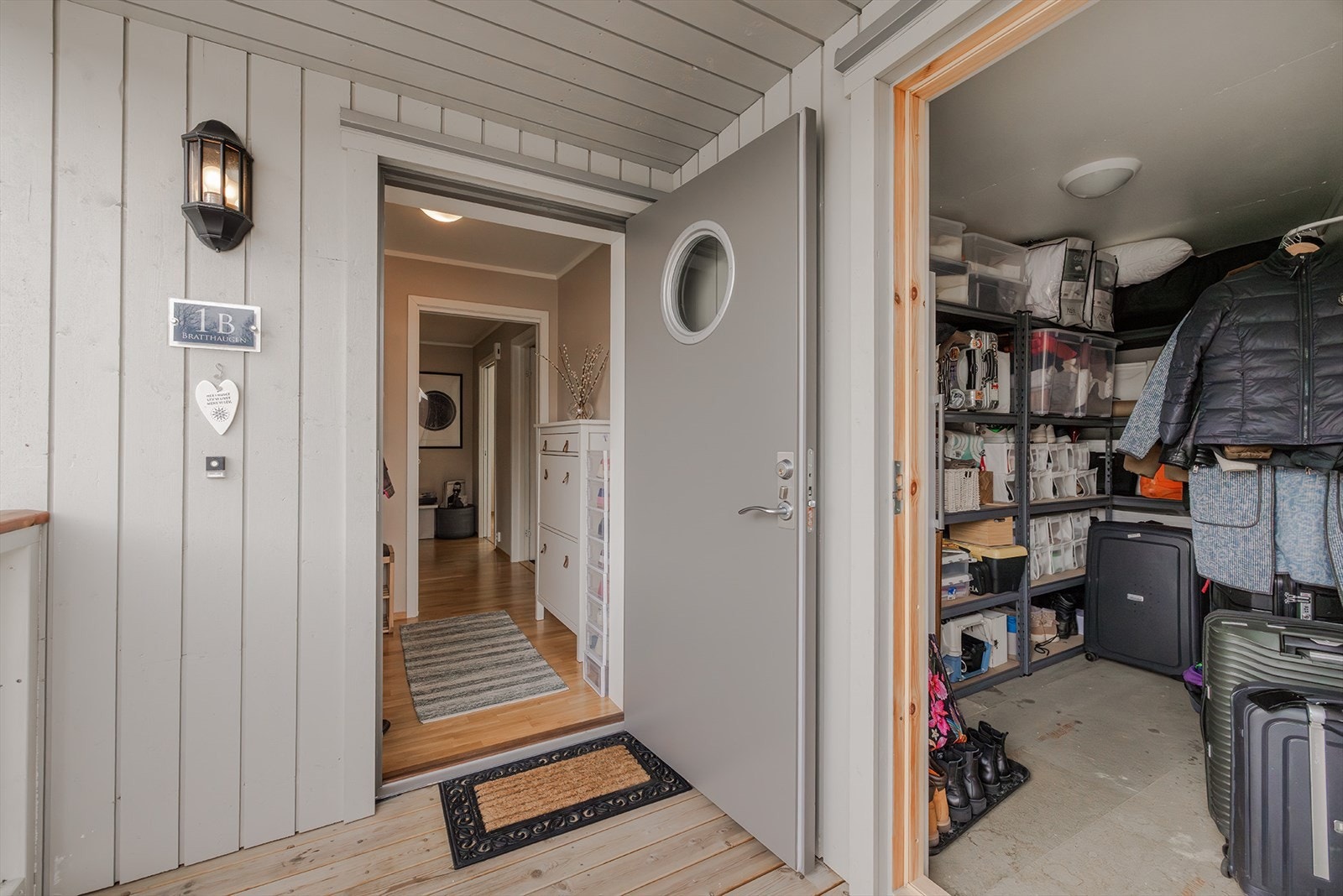 Utebod rett ved inngangsdøren Galleribilde